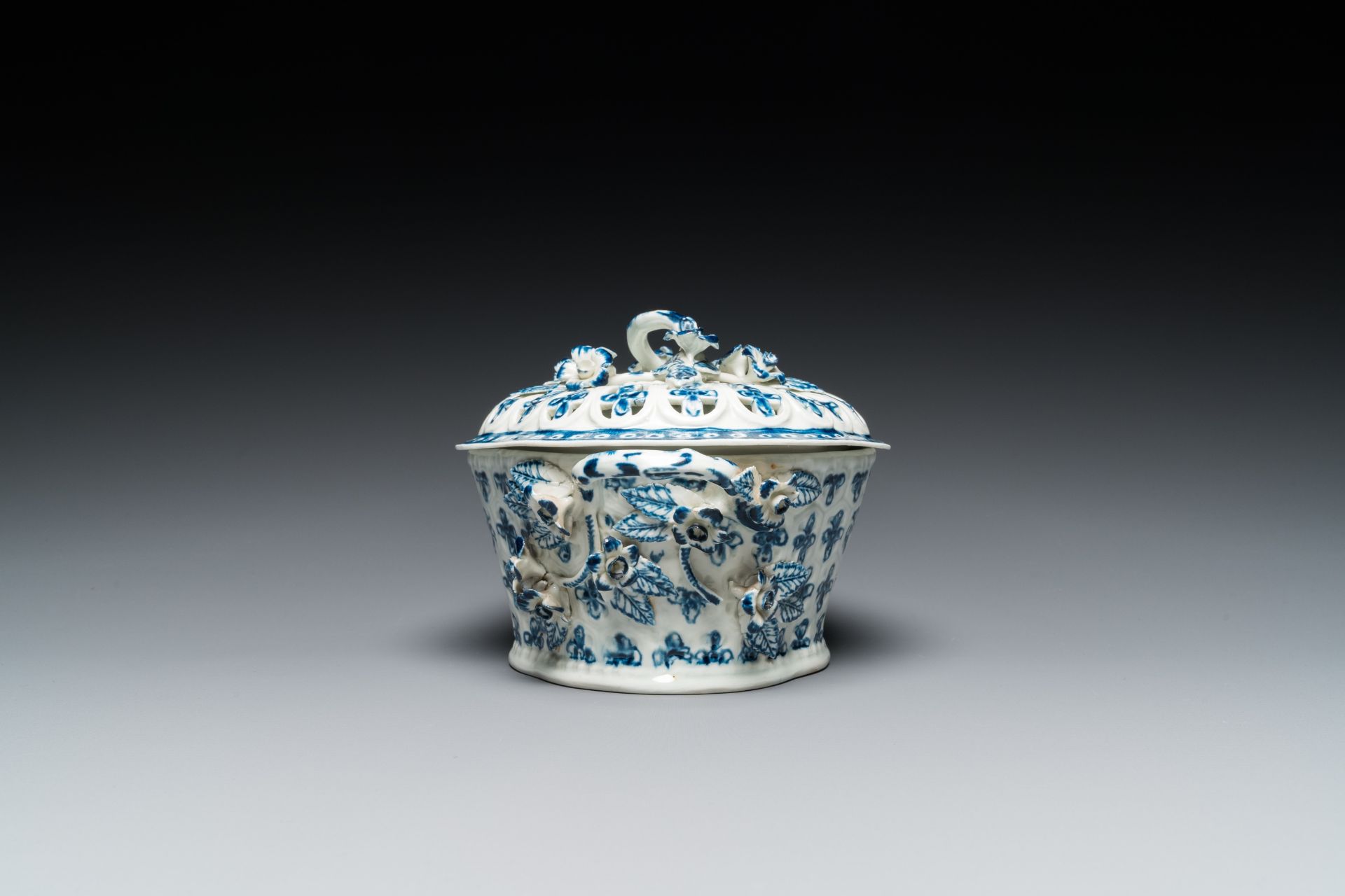 A blue and white tureen with reticulated cover, Worcester, England, 18th C. - Image 3 of 7