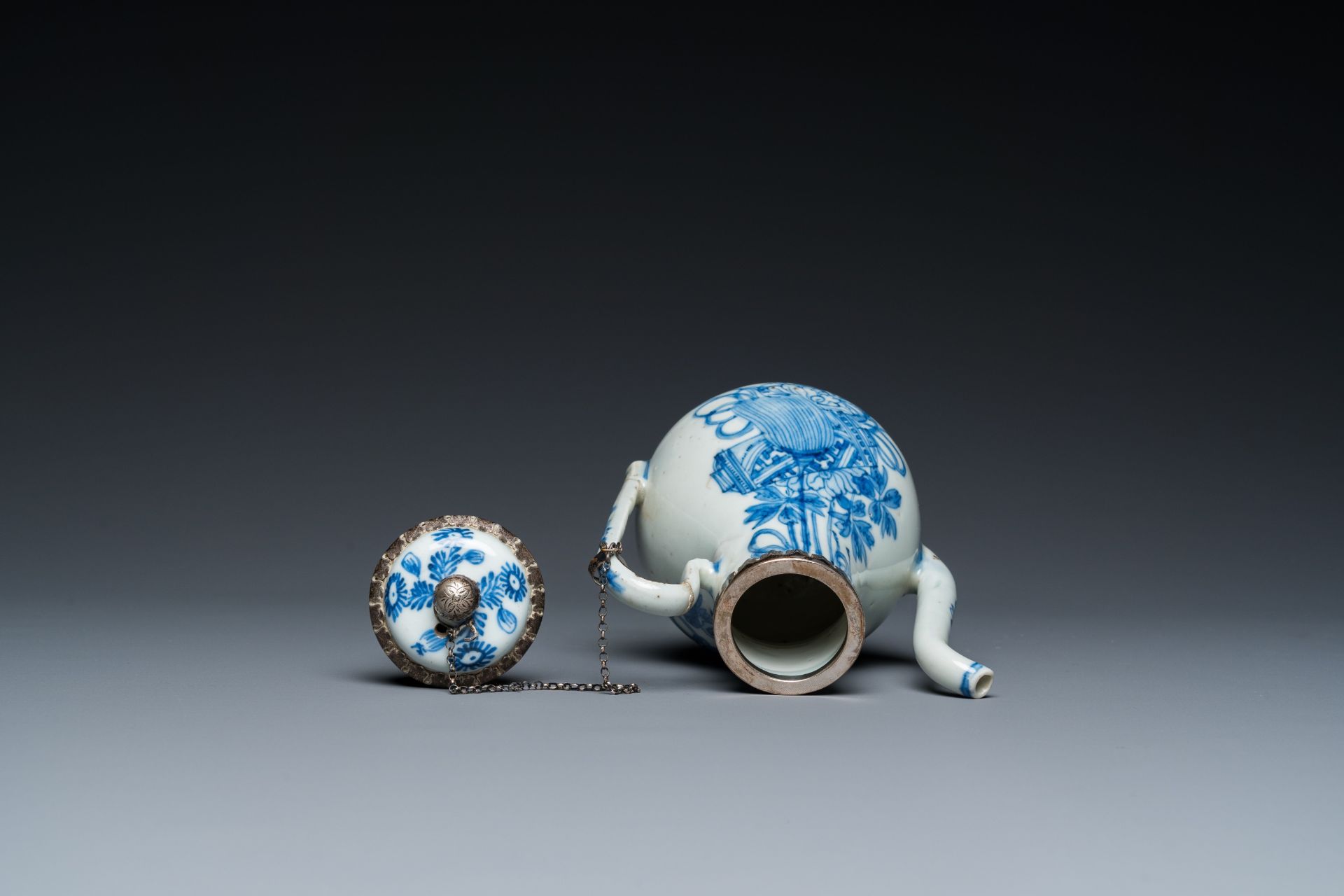 A Chinese blue and white teapot and cover with silver mounts, Kangxi - Image 6 of 7