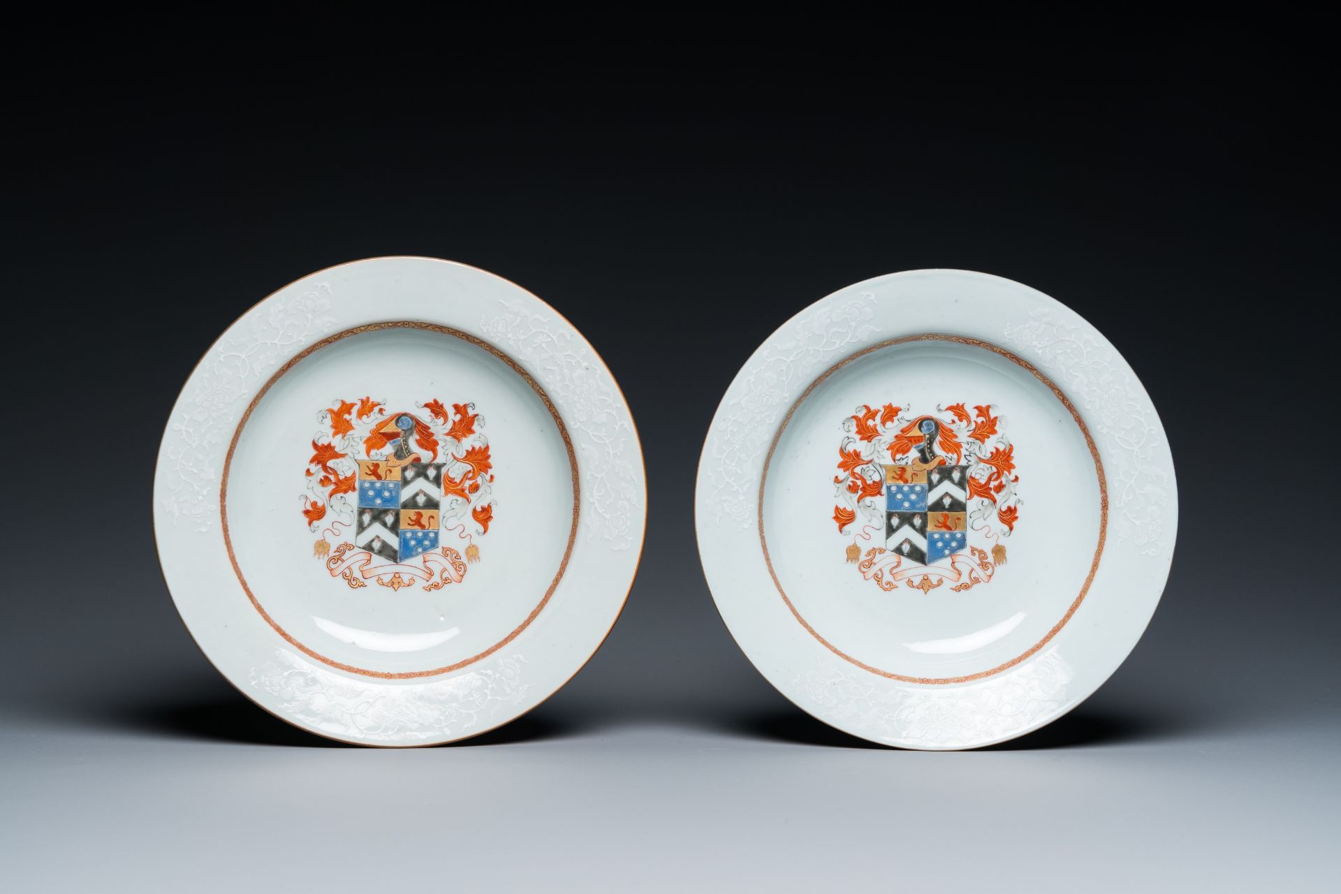 A pair of Chinese armorial plates with bianco-sopra-bianco rims, Qianlong - Bild 2 aus 3