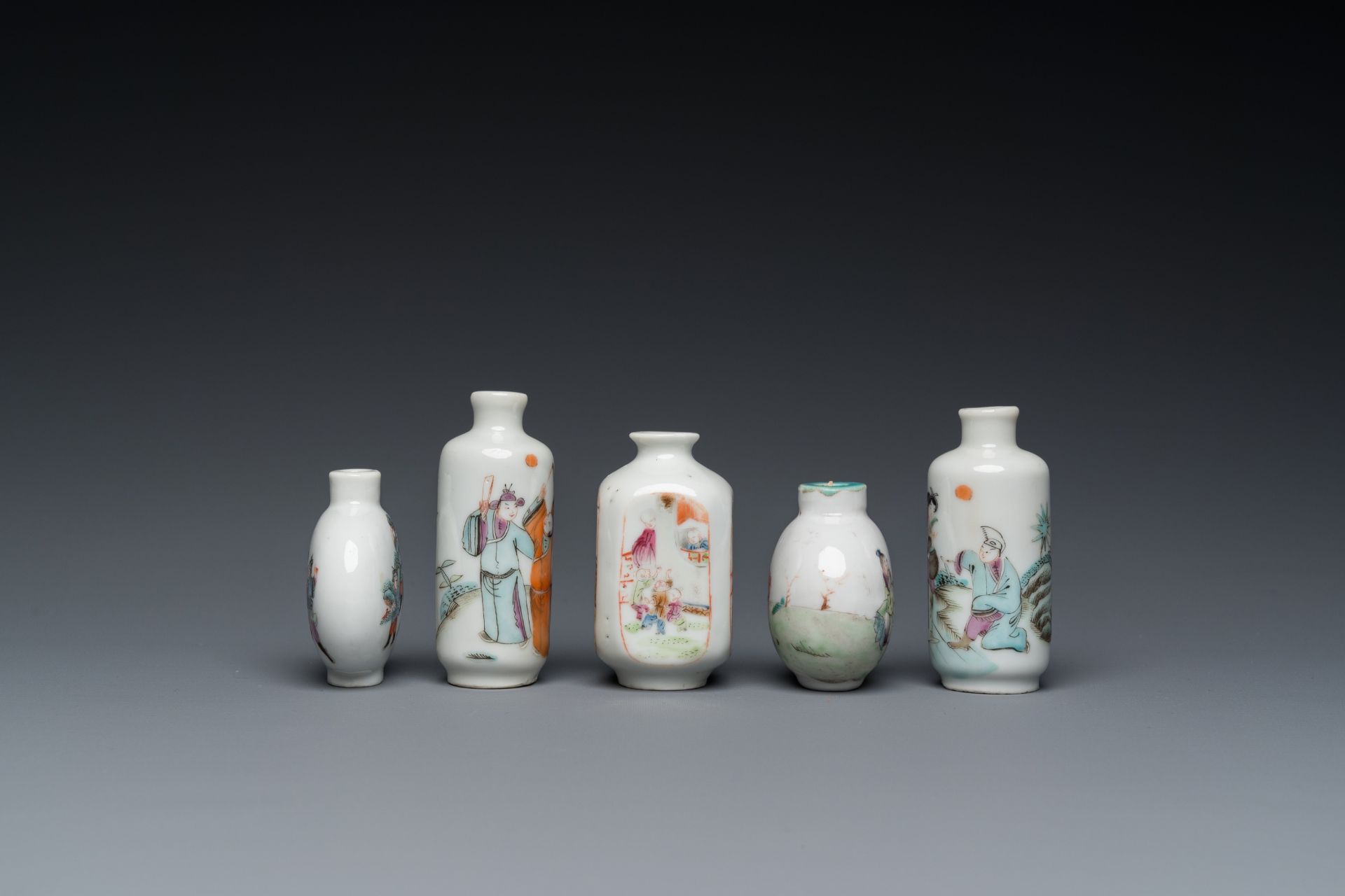 Five Chinese famille rose snuff bottles, 19/20th C. - Image 4 of 7