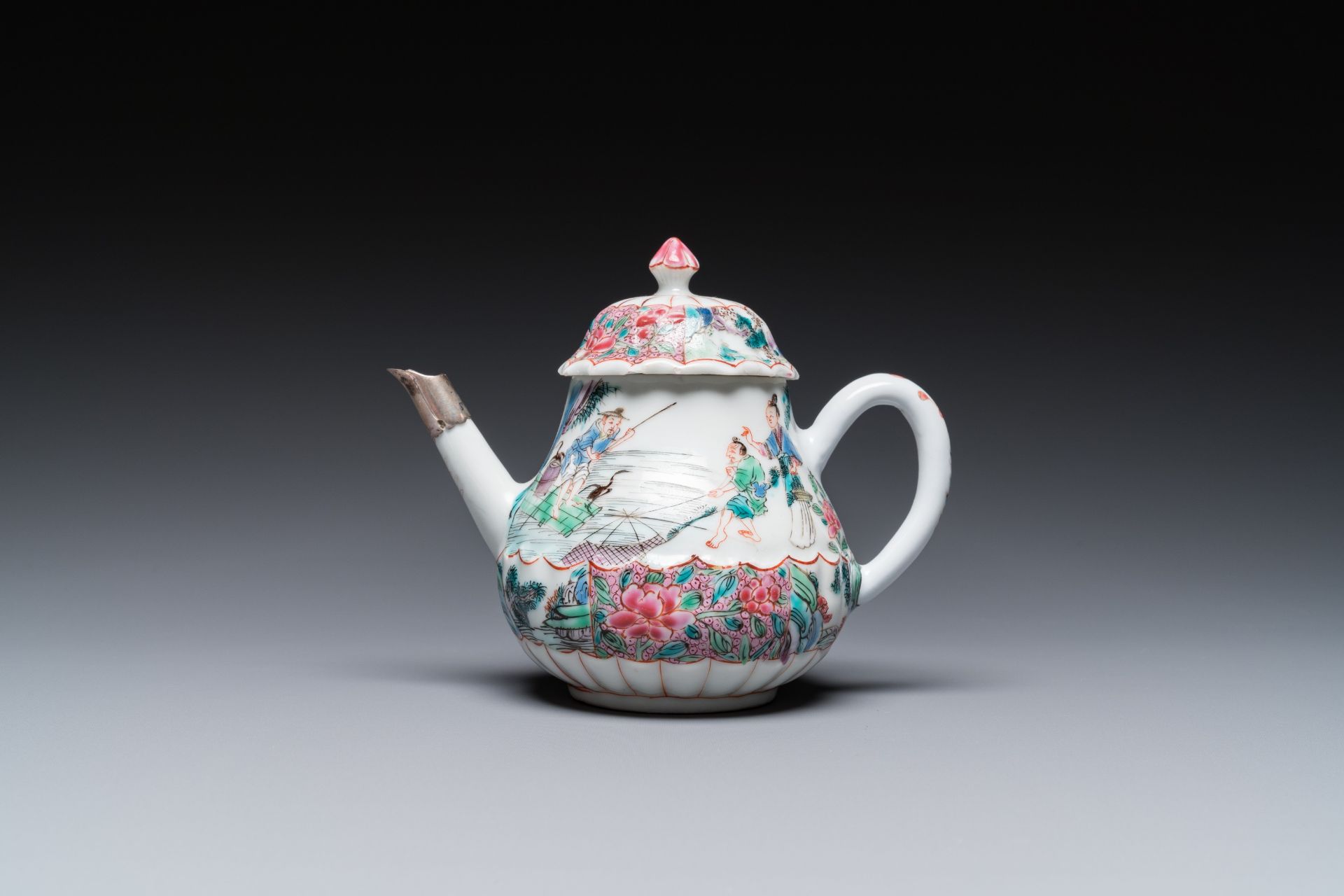 A Chinese famille rose 'fishermen' teapot and cover, Yongzheng - Bild 2 aus 7