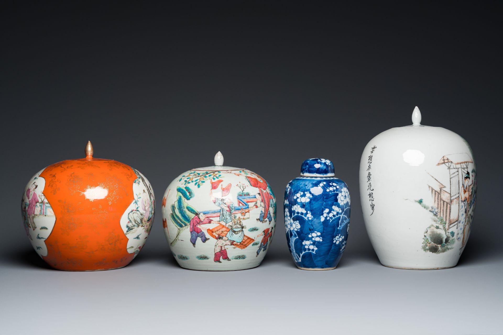 Four Chinese famille rose and blue and white covered jars, 19/20th C. - Bild 5 aus 9