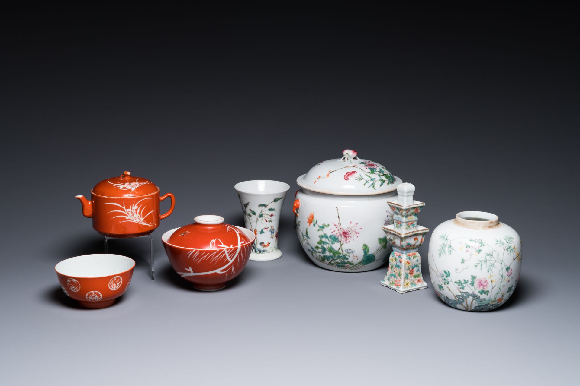 Four Chinese famille rose wares and three with coral-red-ground, 19/20th C.