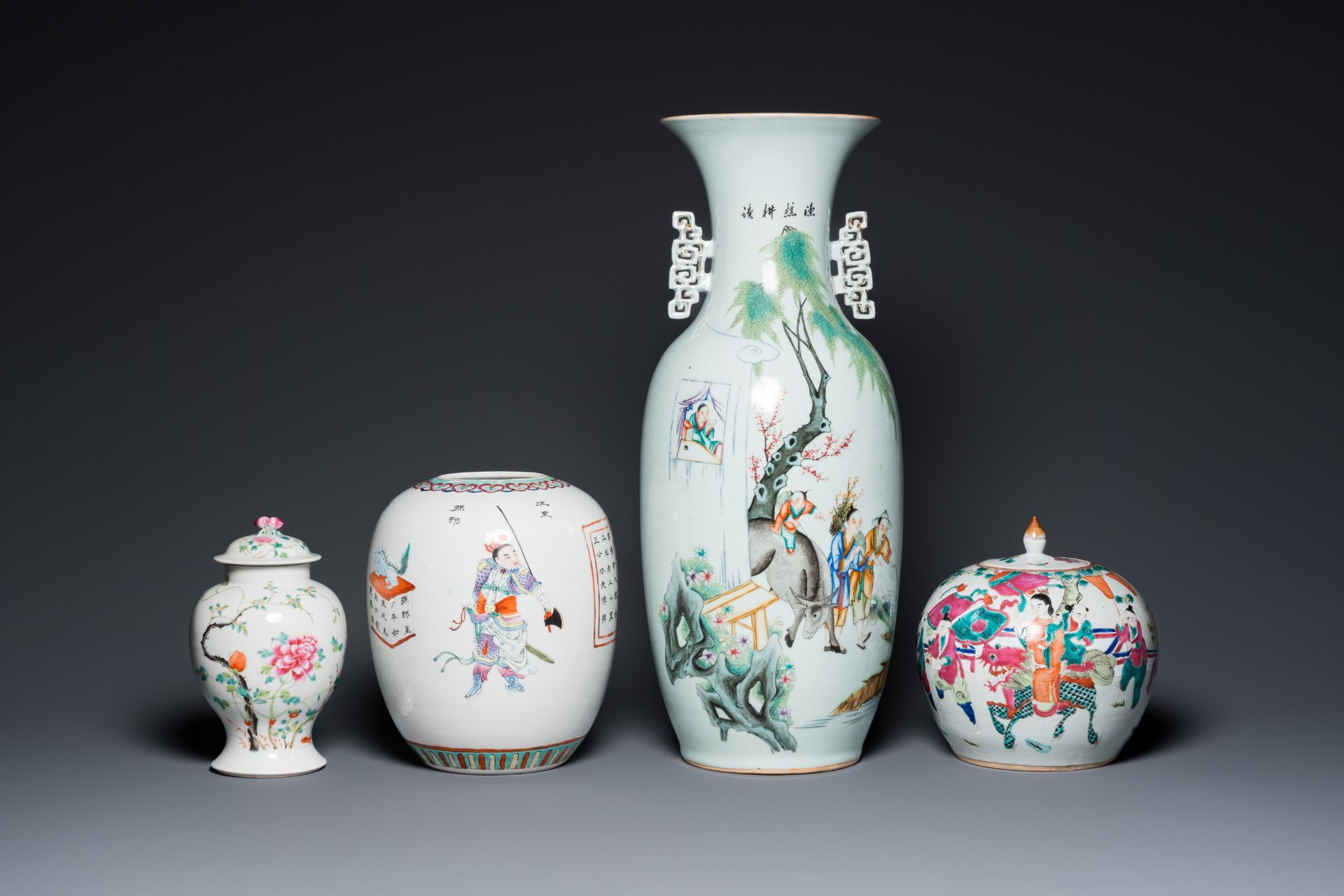 Four Chinese famille rose vases, 19/20th C. - Bild 2 aus 7