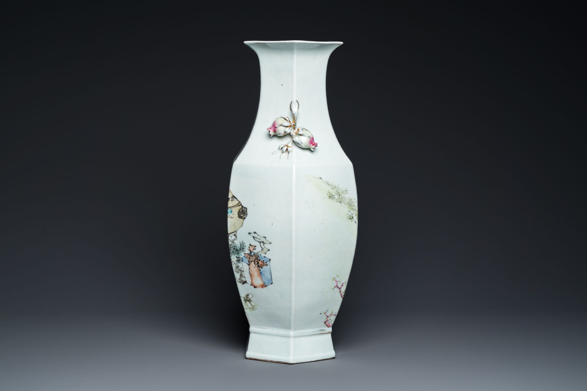A fine Chinese hexagonal qianjiang cai vase, signed Ma Qingyun é¦¬æ…¶é›², dated 1917 - Bild 4 aus 6