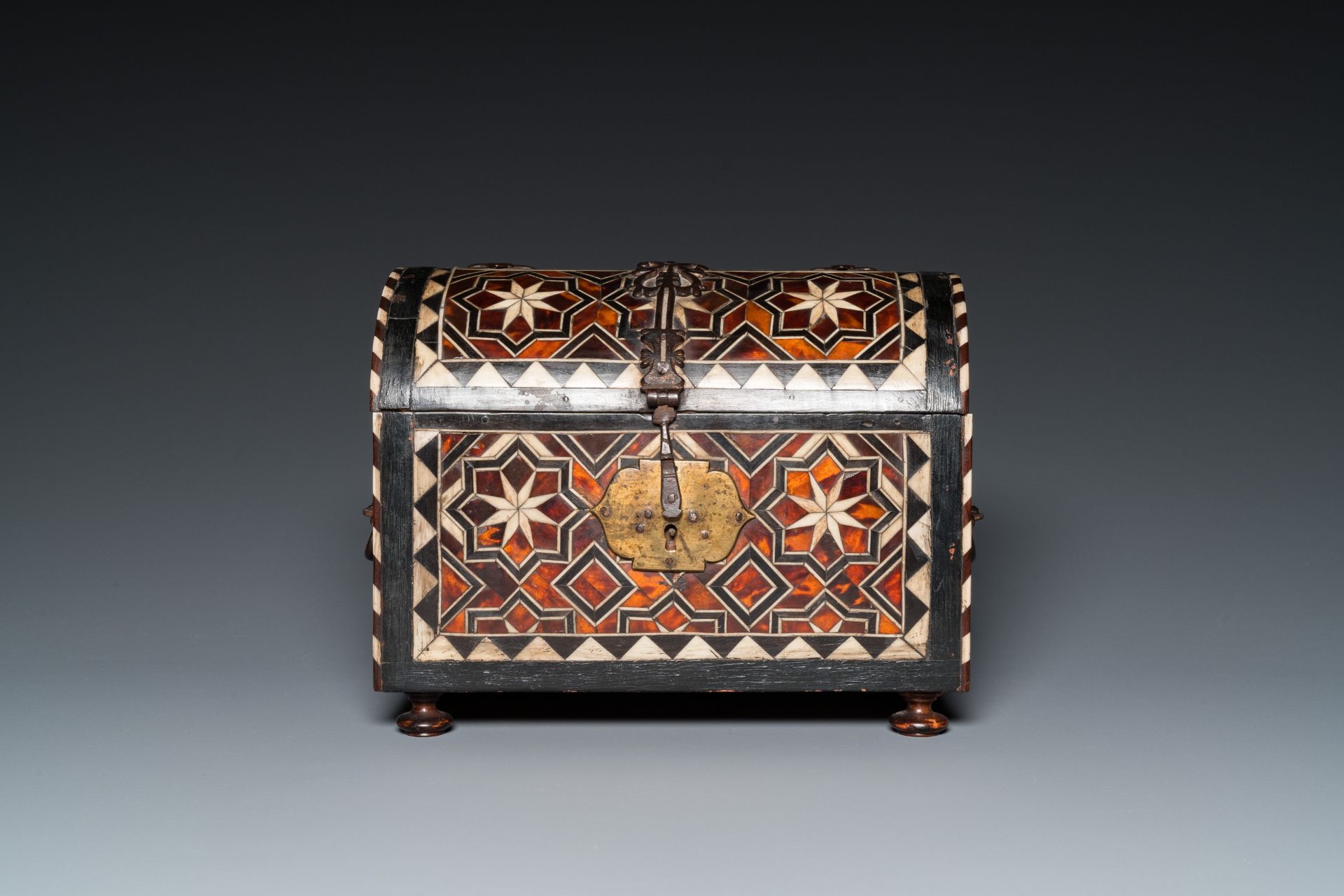 A tortoise-veneered and bone-inlaid wooden casket, probably Turkey, 17th C. - Image 2 of 8