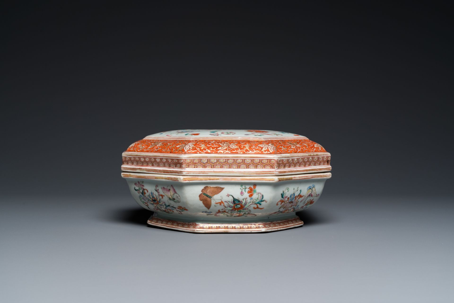 A Chinese famille rose, iron-red and gilt octagonal box and cover with butterflies, Yongzheng - Bild 7 aus 10