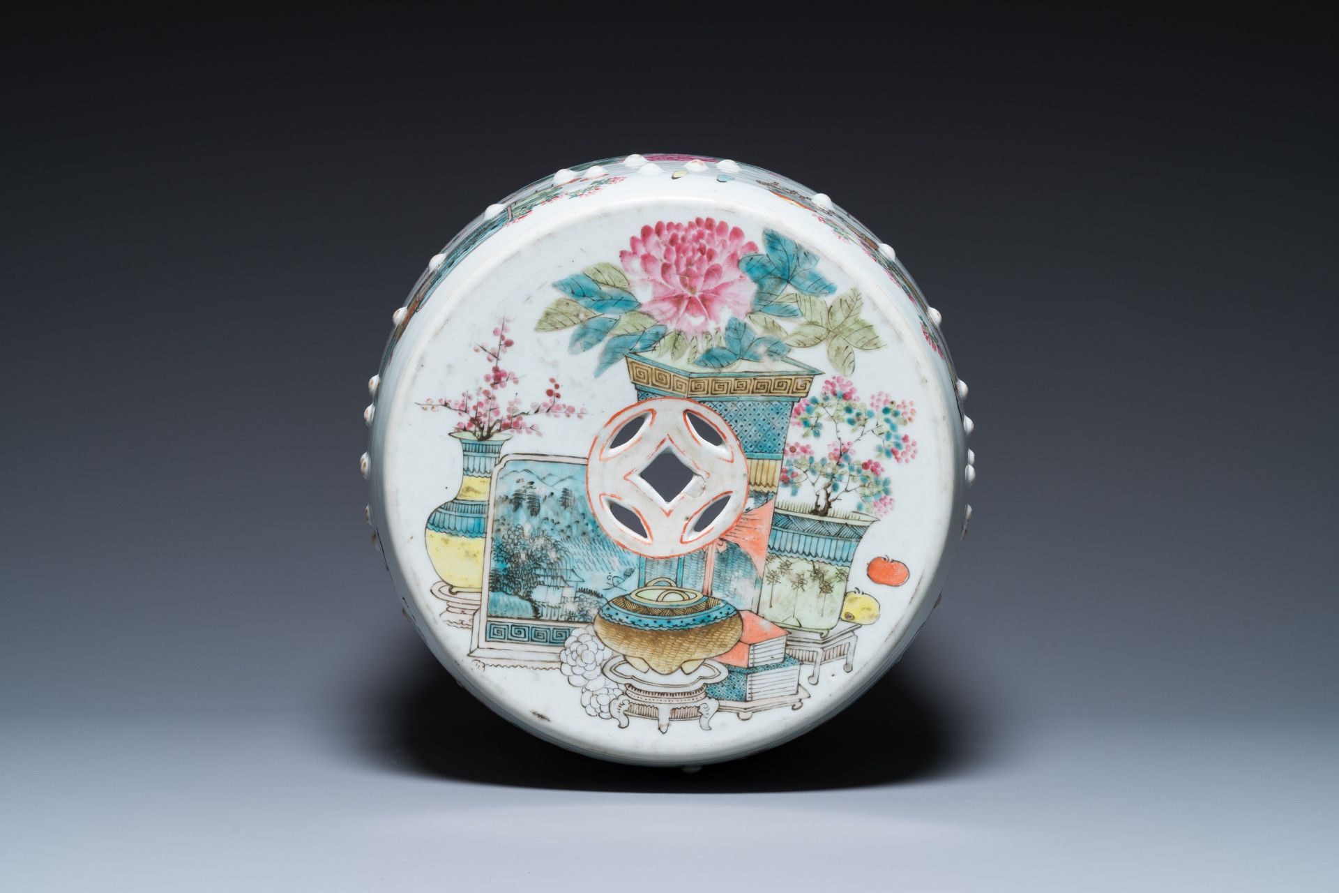 A Chinese qianjiang cai garden seat with antiquities in the style of Xu Pinheng è¨±å“è¡¡, 19th C. - Image 6 of 7