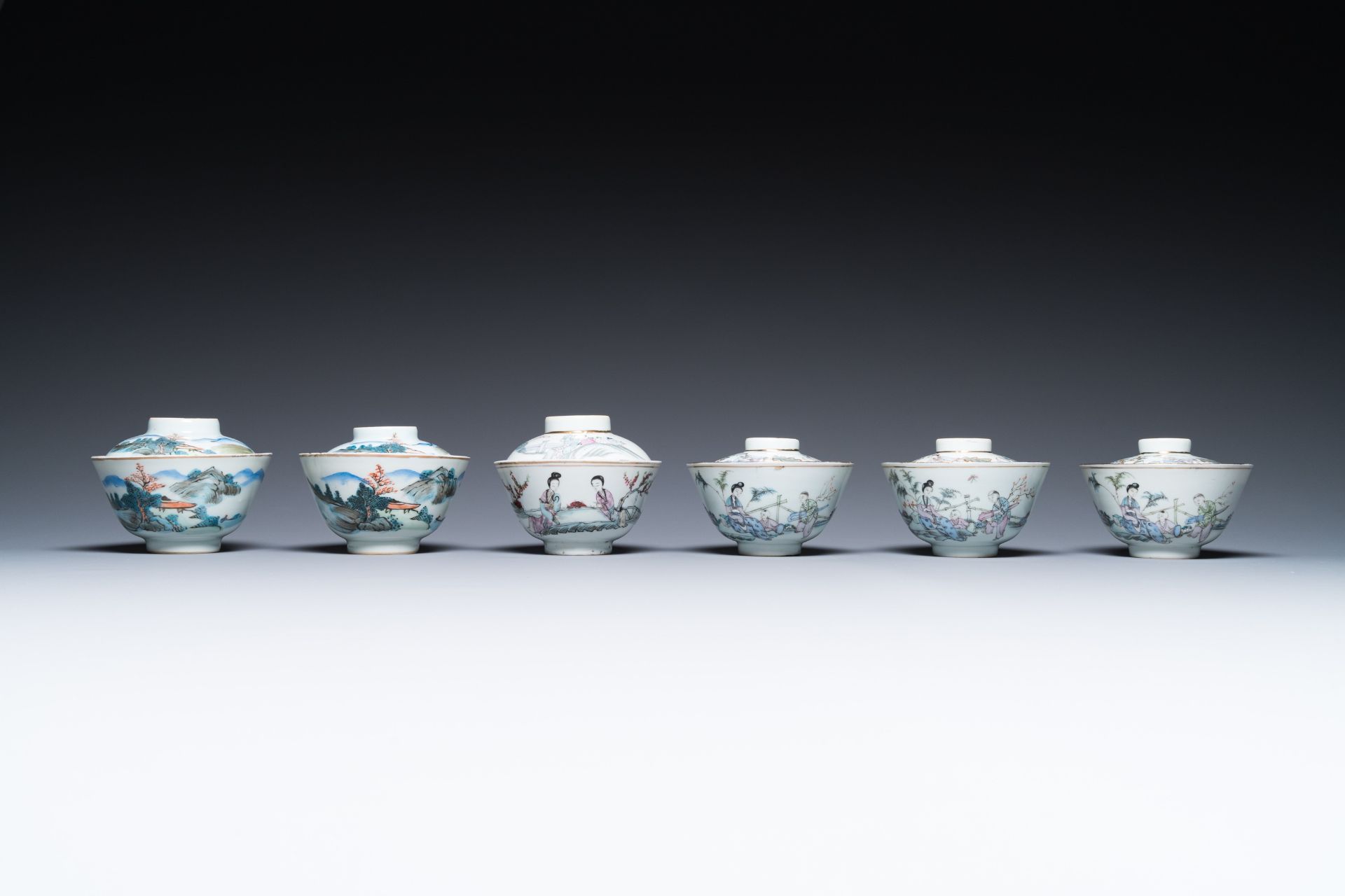 A varied collection of Chinese famille rose and qianjiang cai porcelain, 19th/20th C. - Bild 11 aus 20