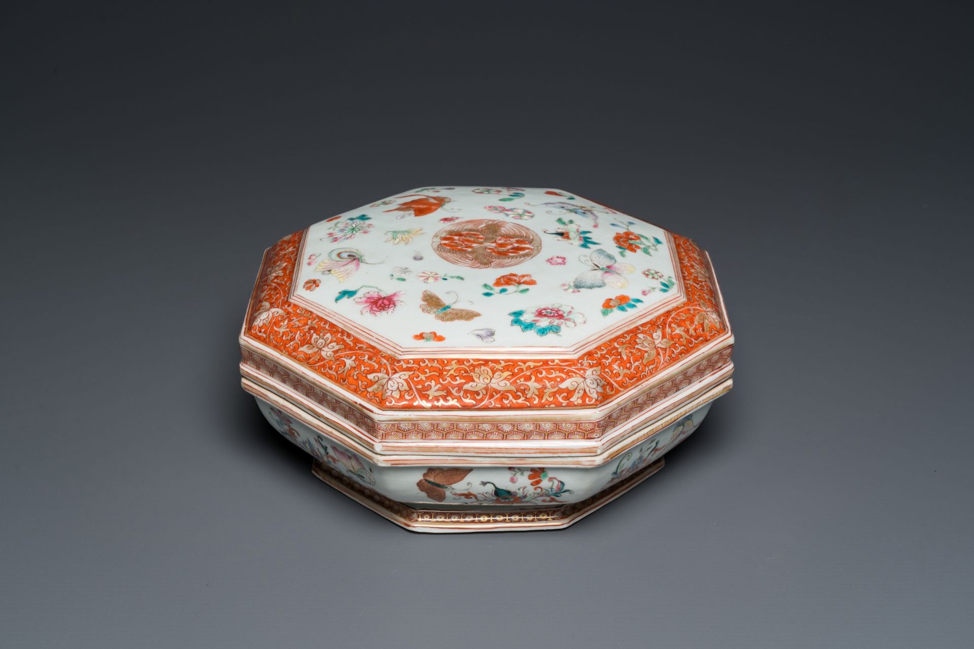 A Chinese famille rose, iron-red and gilt octagonal box and cover with butterflies, Yongzheng - Bild 5 aus 10