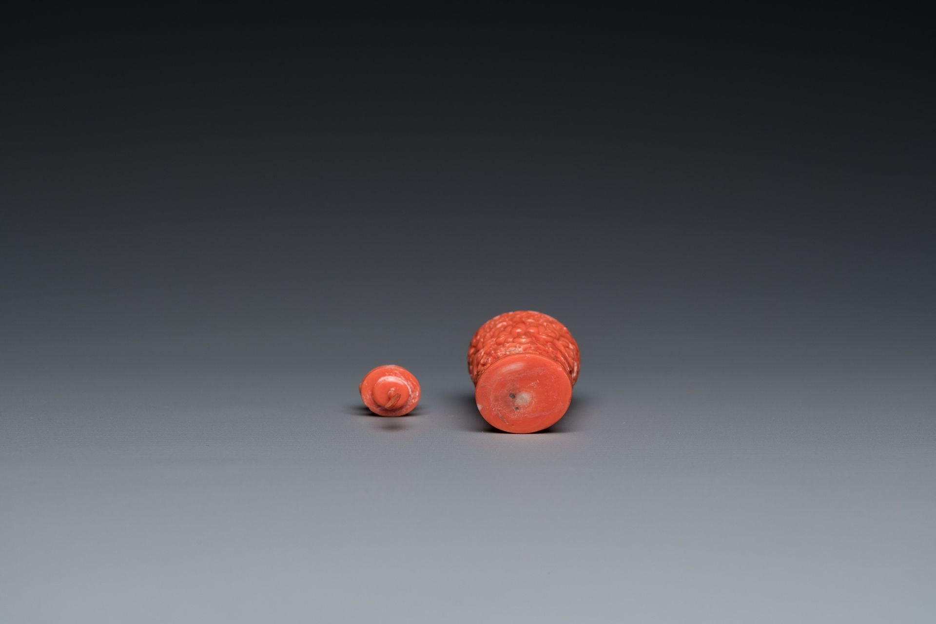 A fine Chinese red coral 'chrysanthemum' snuff bottle, 19/20th C. - Image 6 of 6
