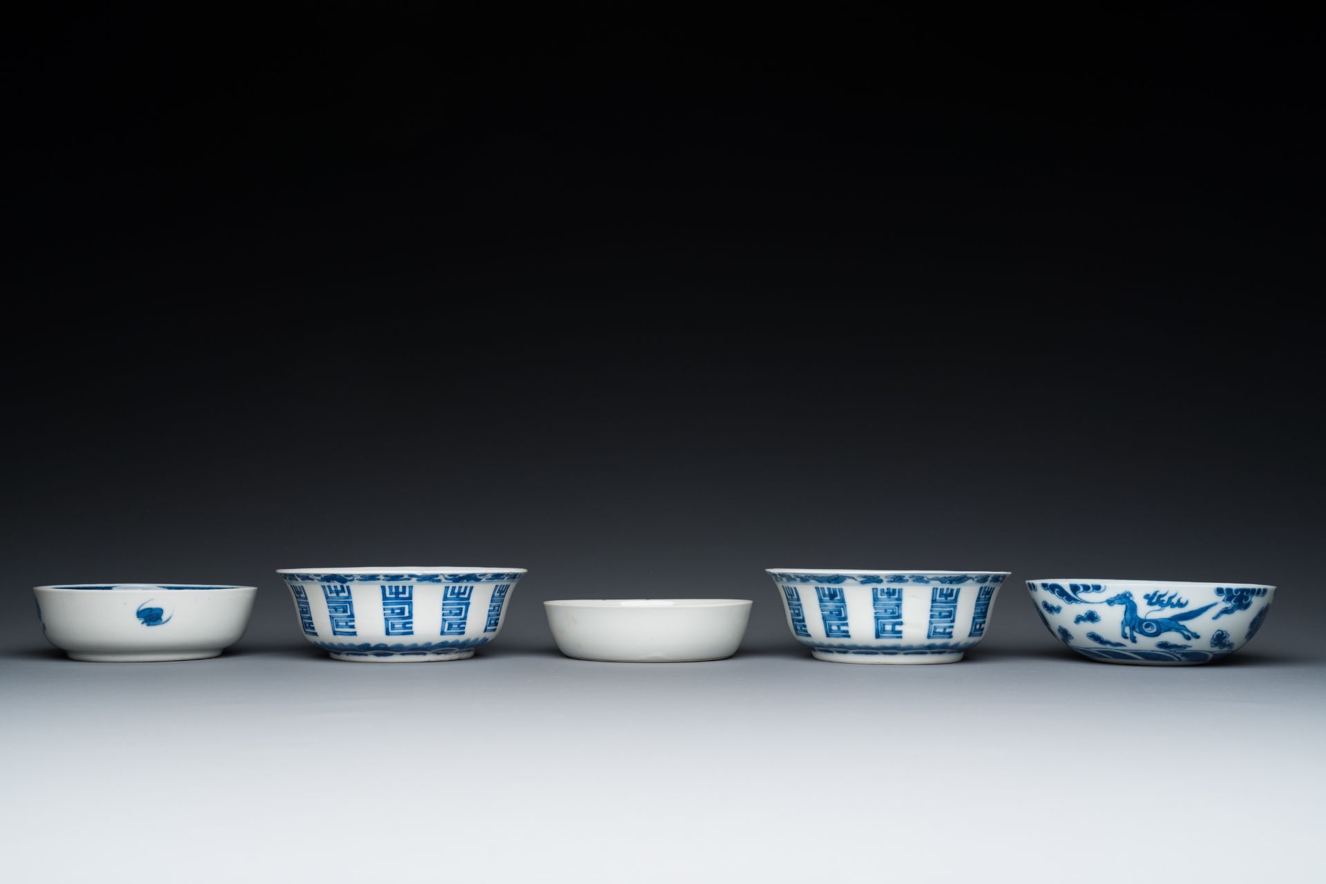 Five Chinese blue and white bowls, 19/20th C. - Bild 4 aus 7