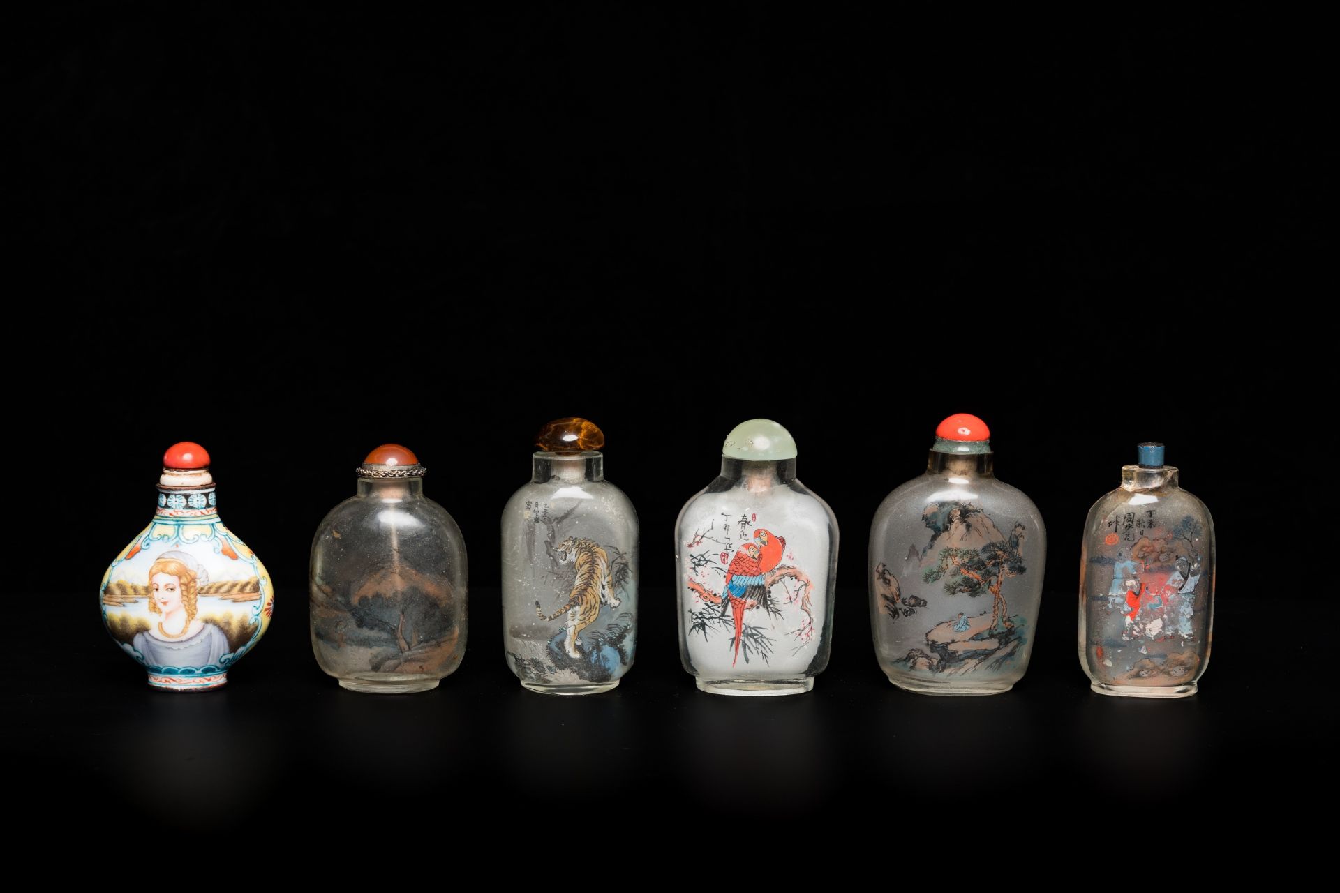 Five Chinese inside-painted glass snuff bottles and one in Canton or Beijing enamel, 19/20th C. - Image 3 of 7