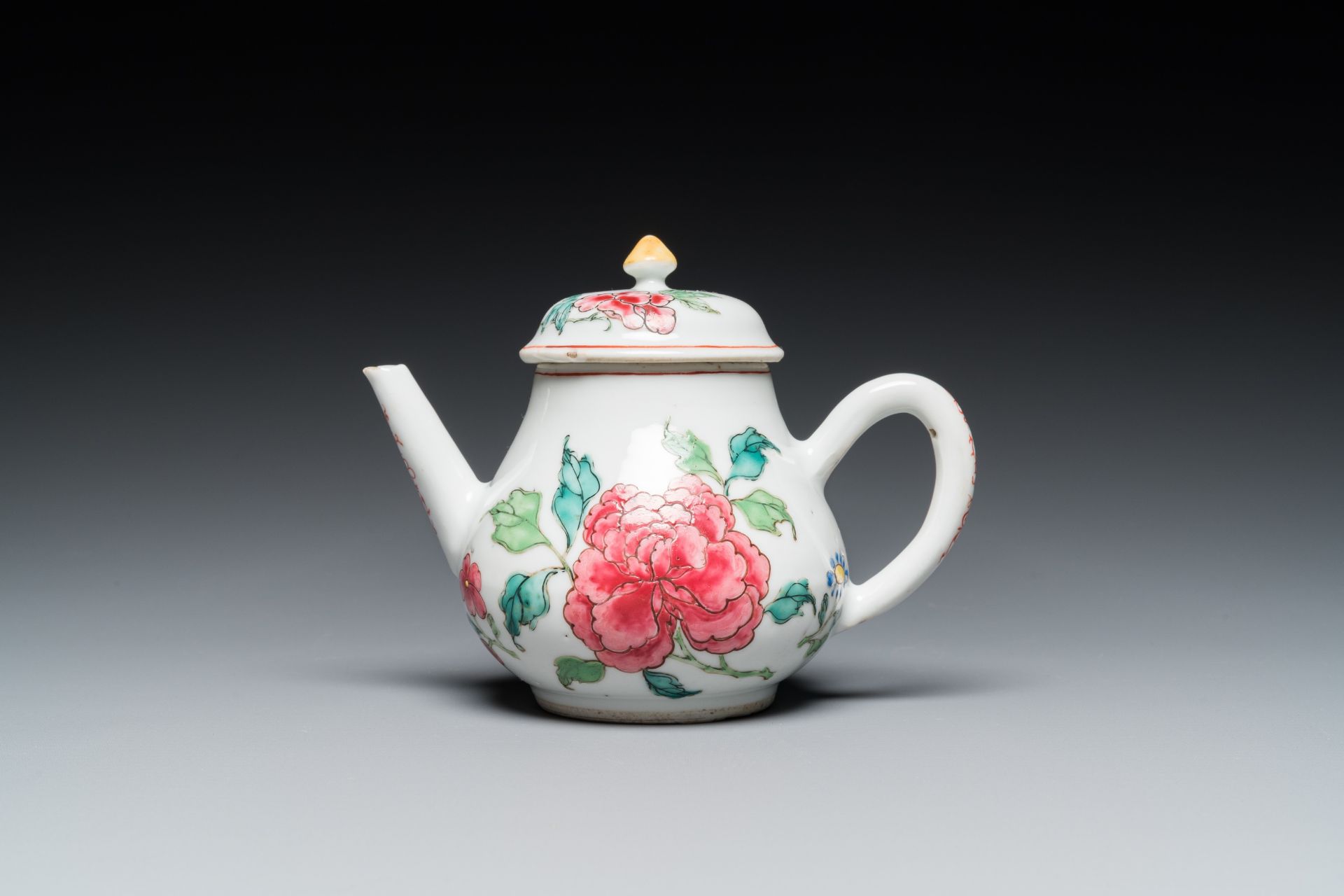 A Chinese famille rose 'peony' teapot and cover, Yongzheng - Bild 2 aus 7