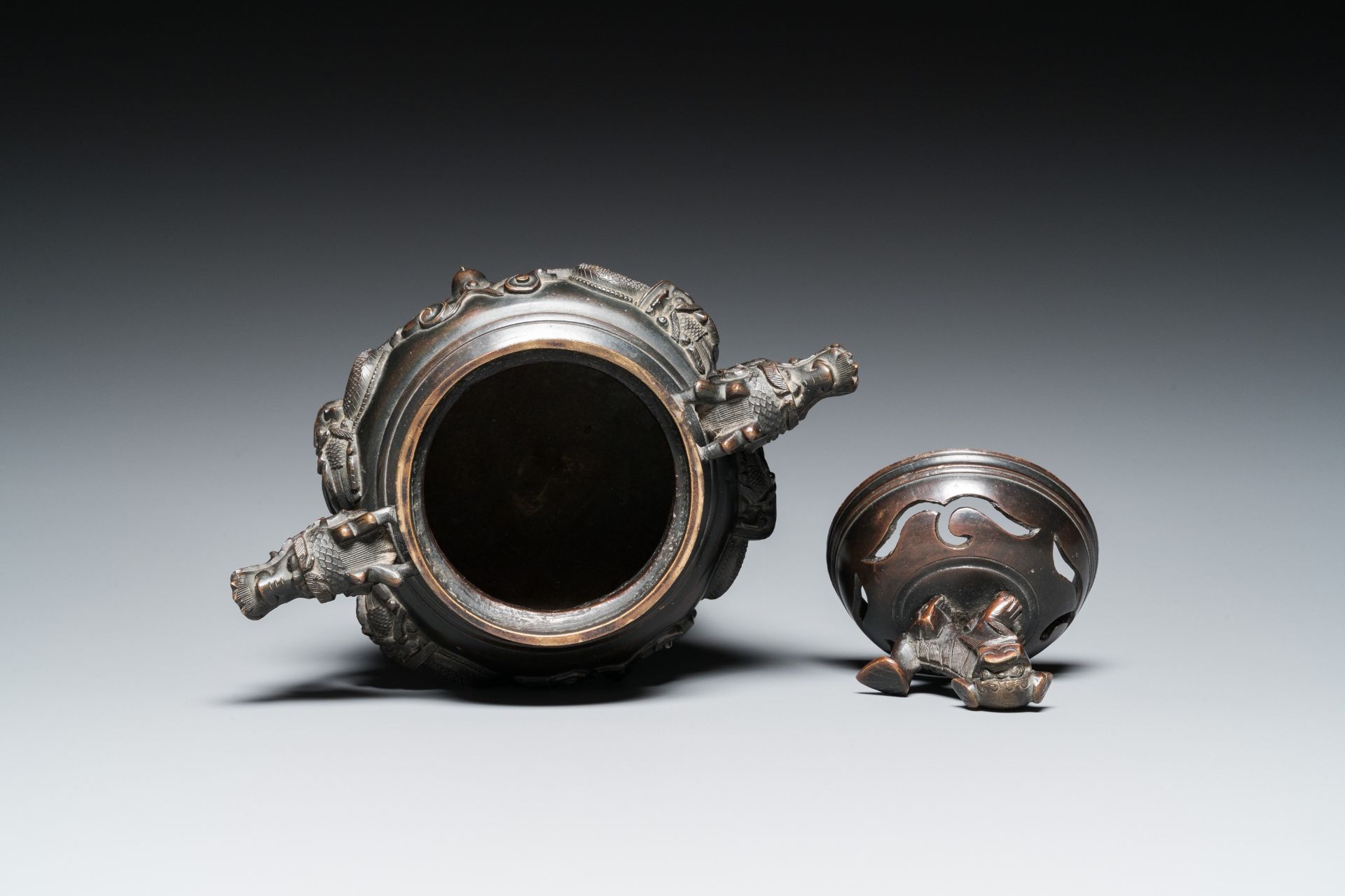 A Chinese bronze censer and cover, Xuande mark, 19th C. - Image 5 of 6