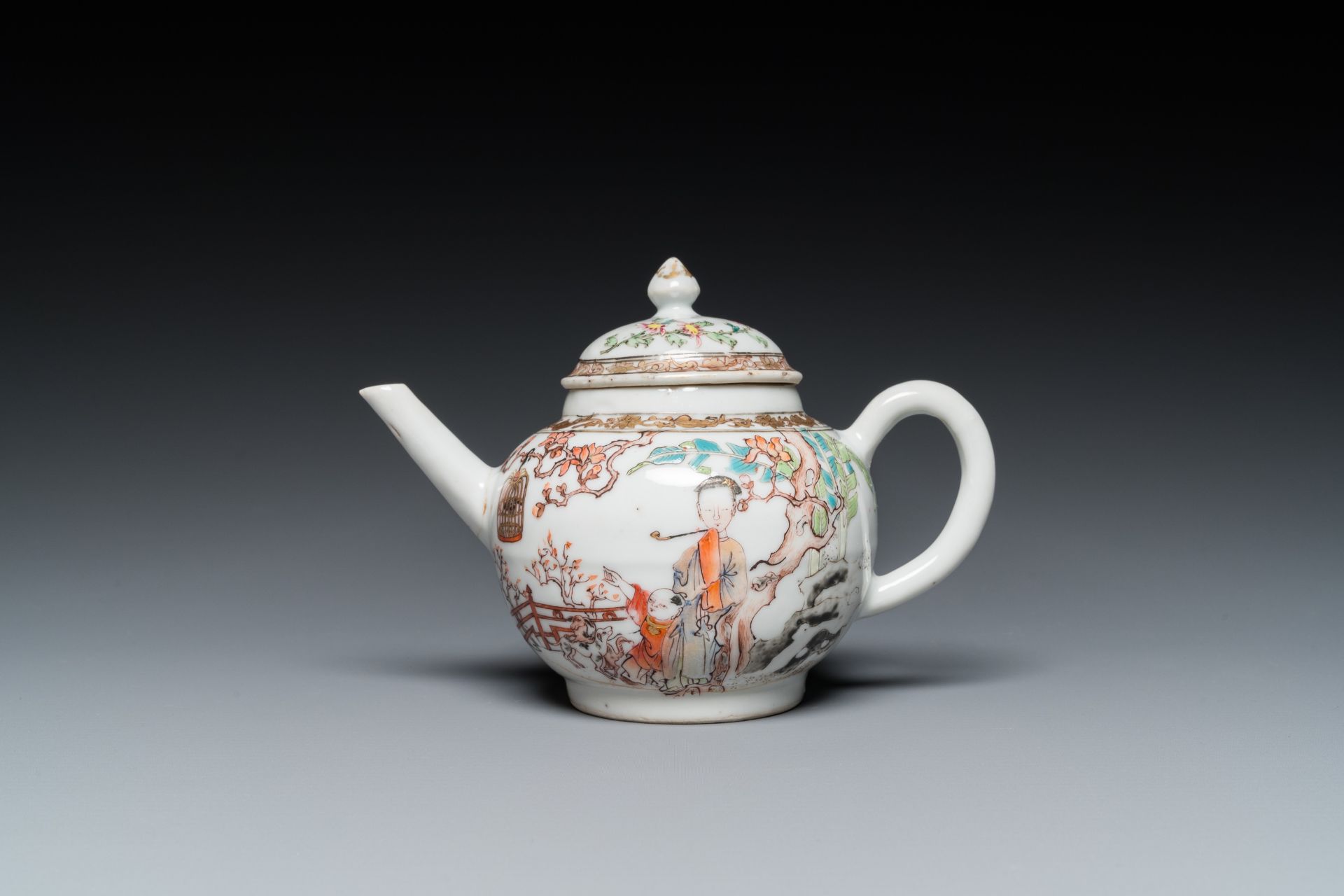 A fine Chinese famille rose teapot and cover, Yongzheng - Bild 2 aus 7