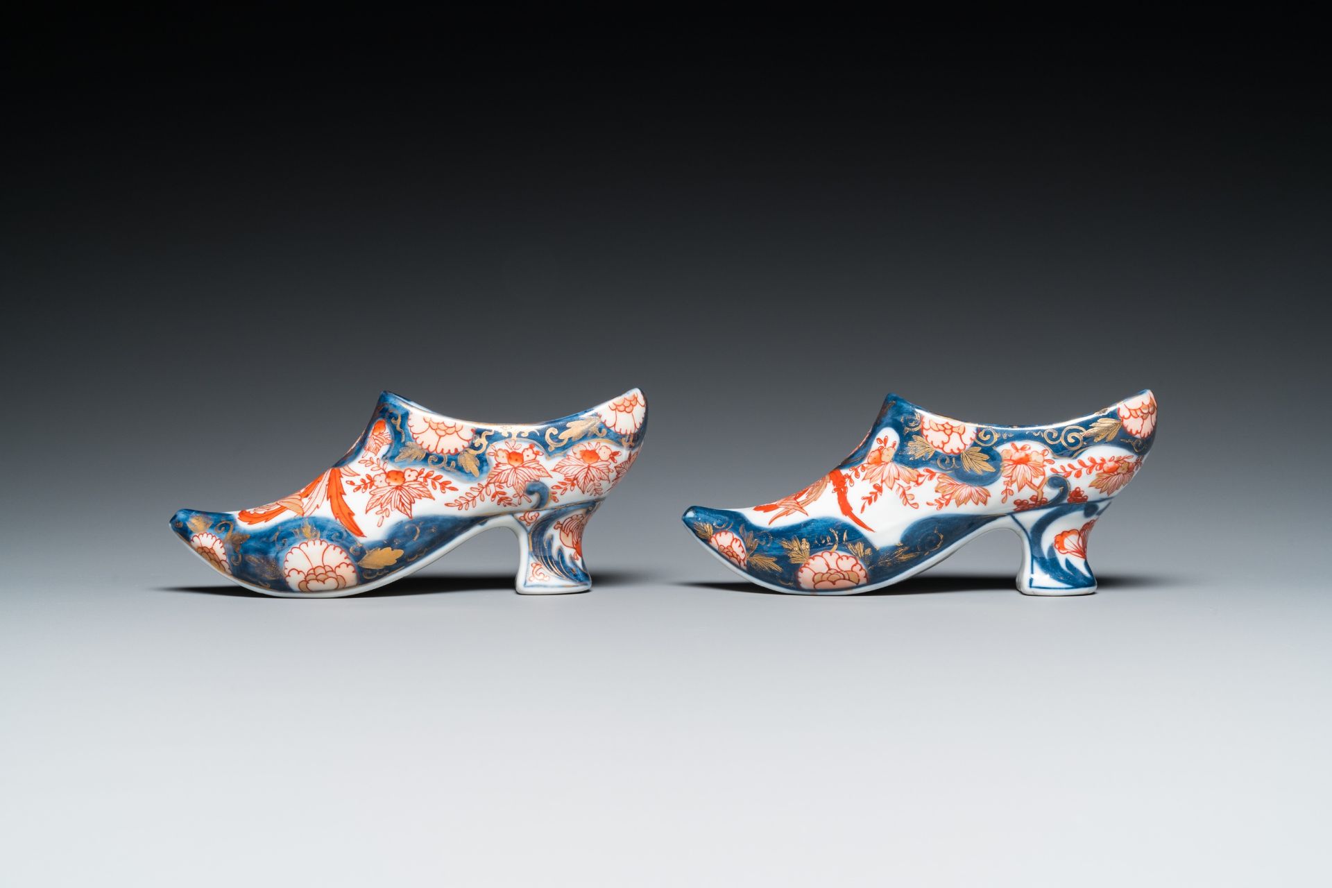 A pair of Imari-style miniature shoes after Dutch Delft examples, probably Samson, France, 19th C. - Image 3 of 7