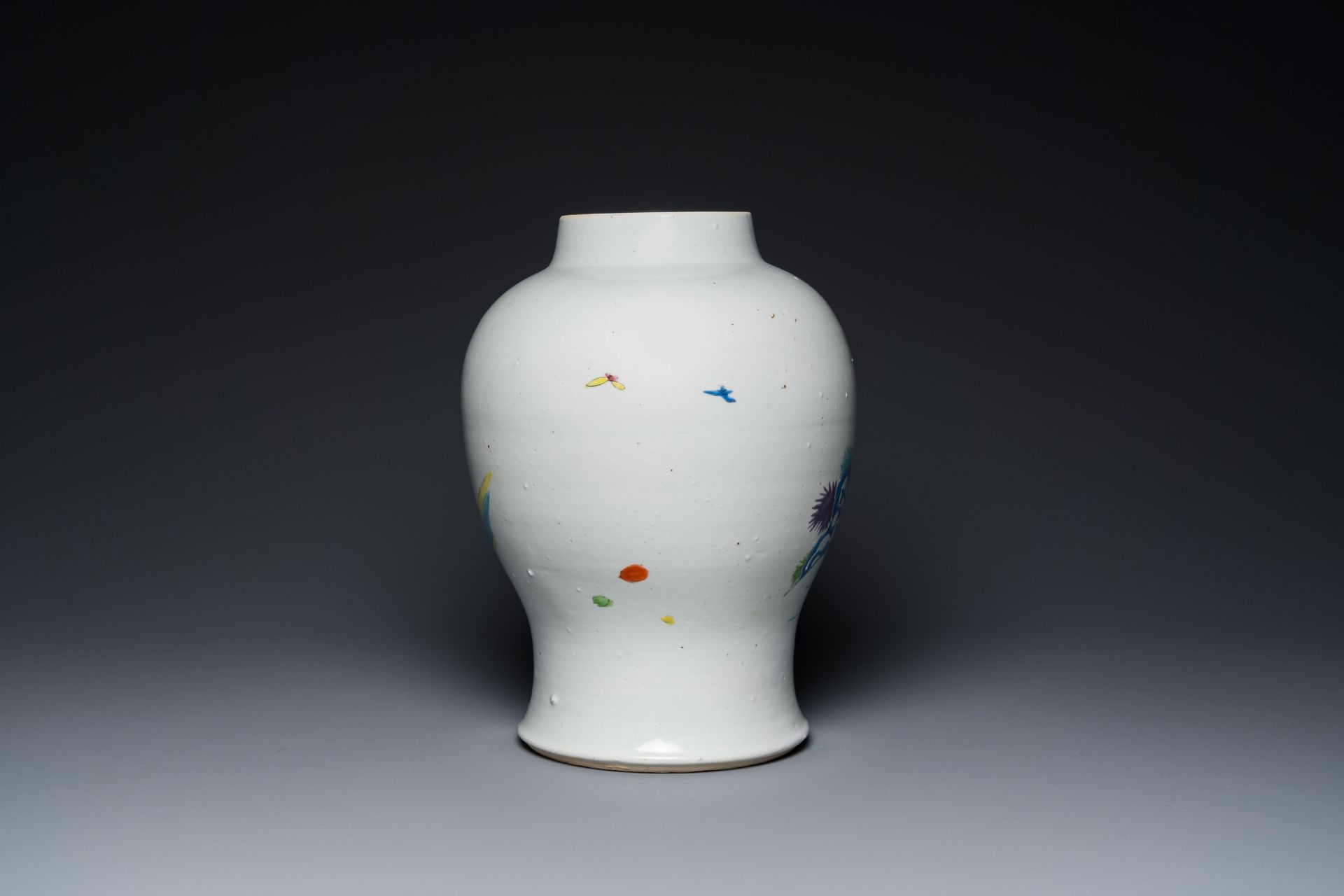 A Chinese famille rose 'Sanxing' vase, Yongzheng - Bild 3 aus 6