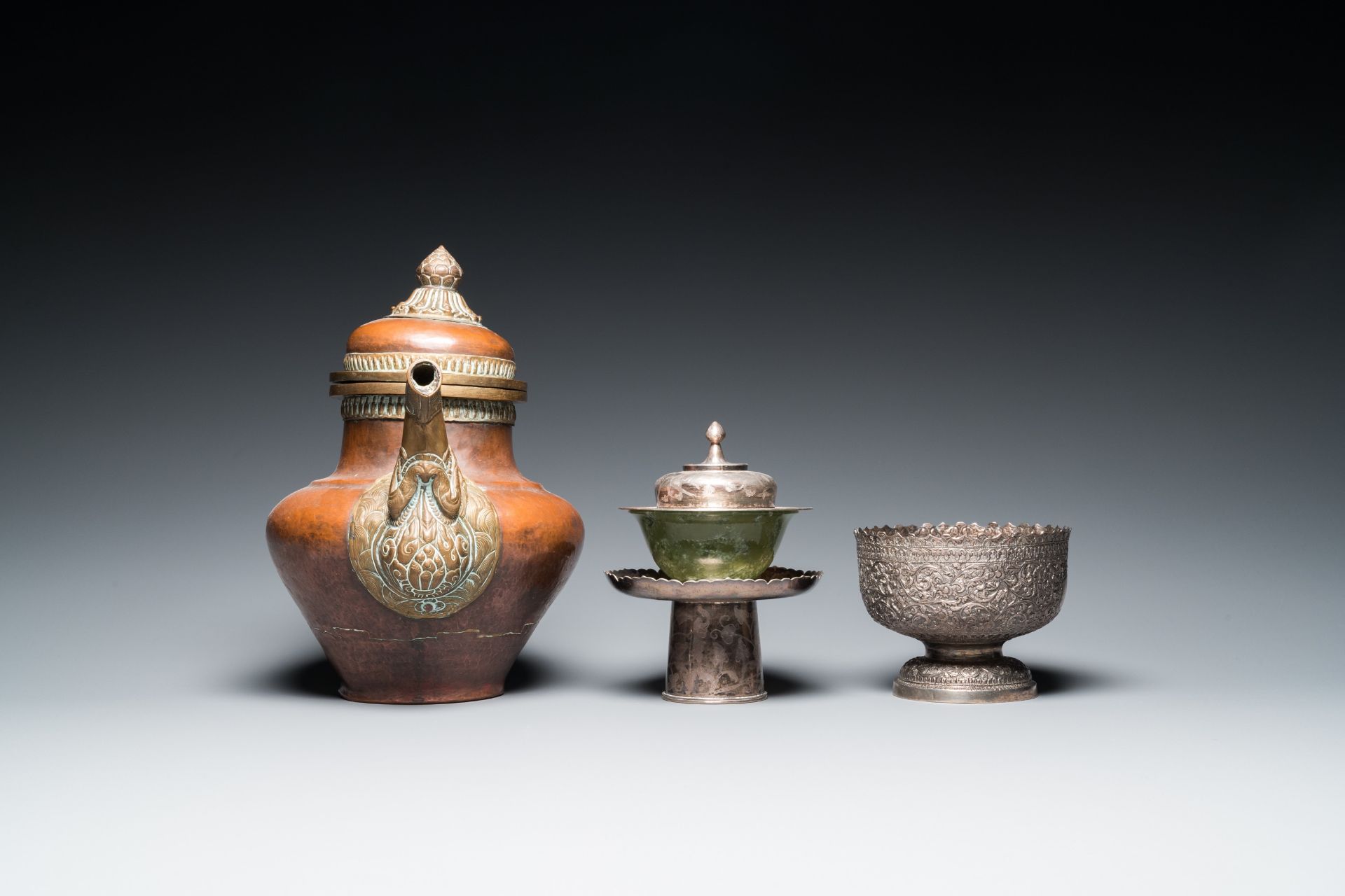 Five Tibetan ritual objects in copper, silver, jade and wood, 19/20th C. - Bild 3 aus 16