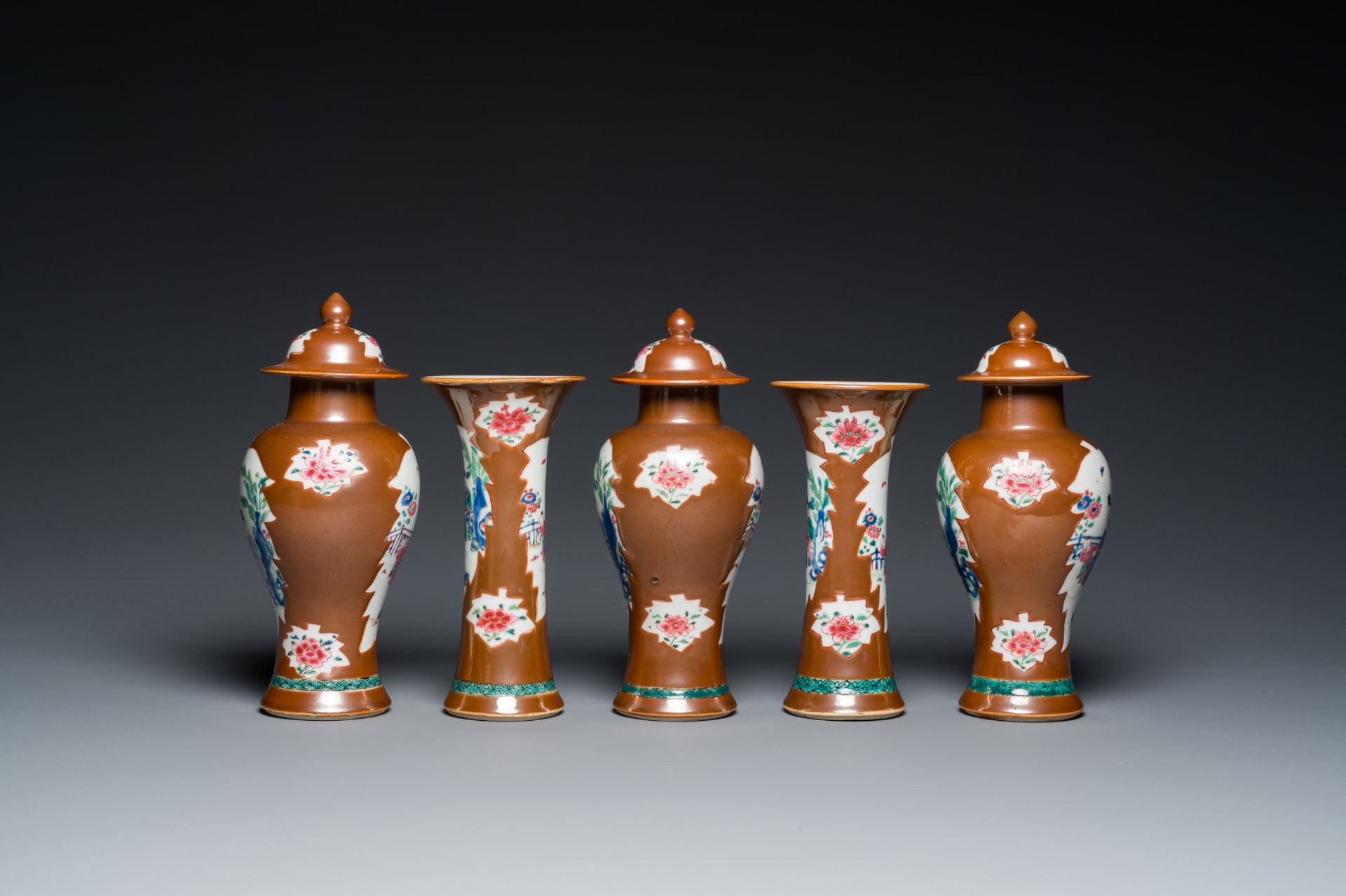 A Chinese capucin-brown-ground famille rose garniture of five vases with 'Xi Xiang Ji' design, Yongz - Bild 2 aus 8