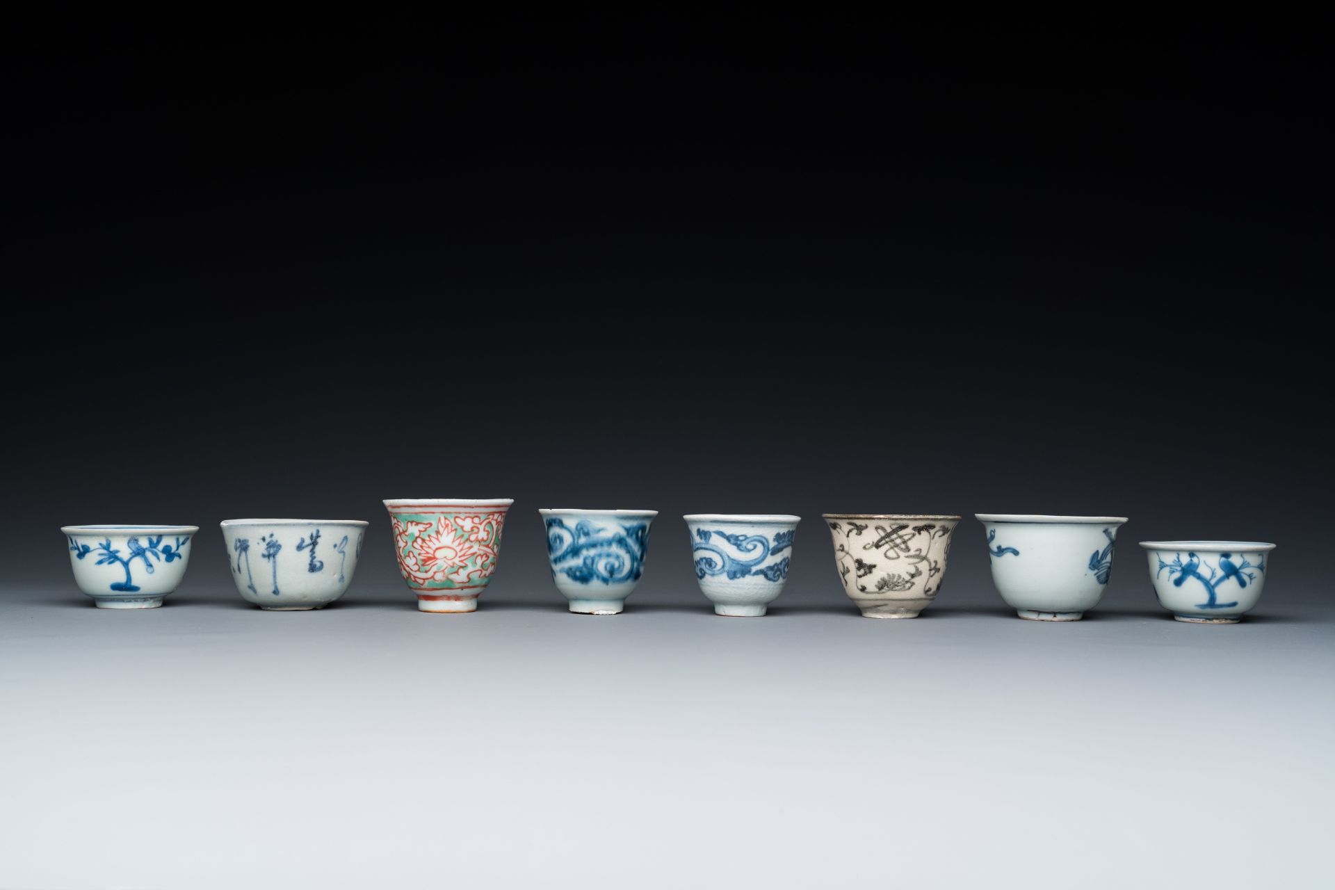 Eight Chinese mostly blue and white wine and tea cups, Ming - Bild 5 aus 8