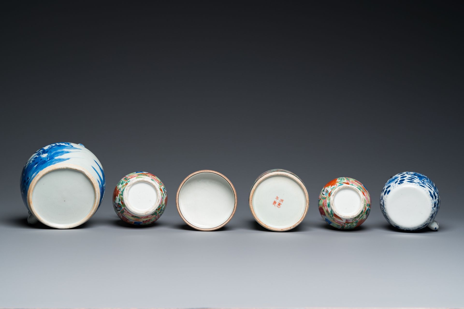 An extensive collection of varied Chinese porcelain wares, 19/20th C. - Image 13 of 15