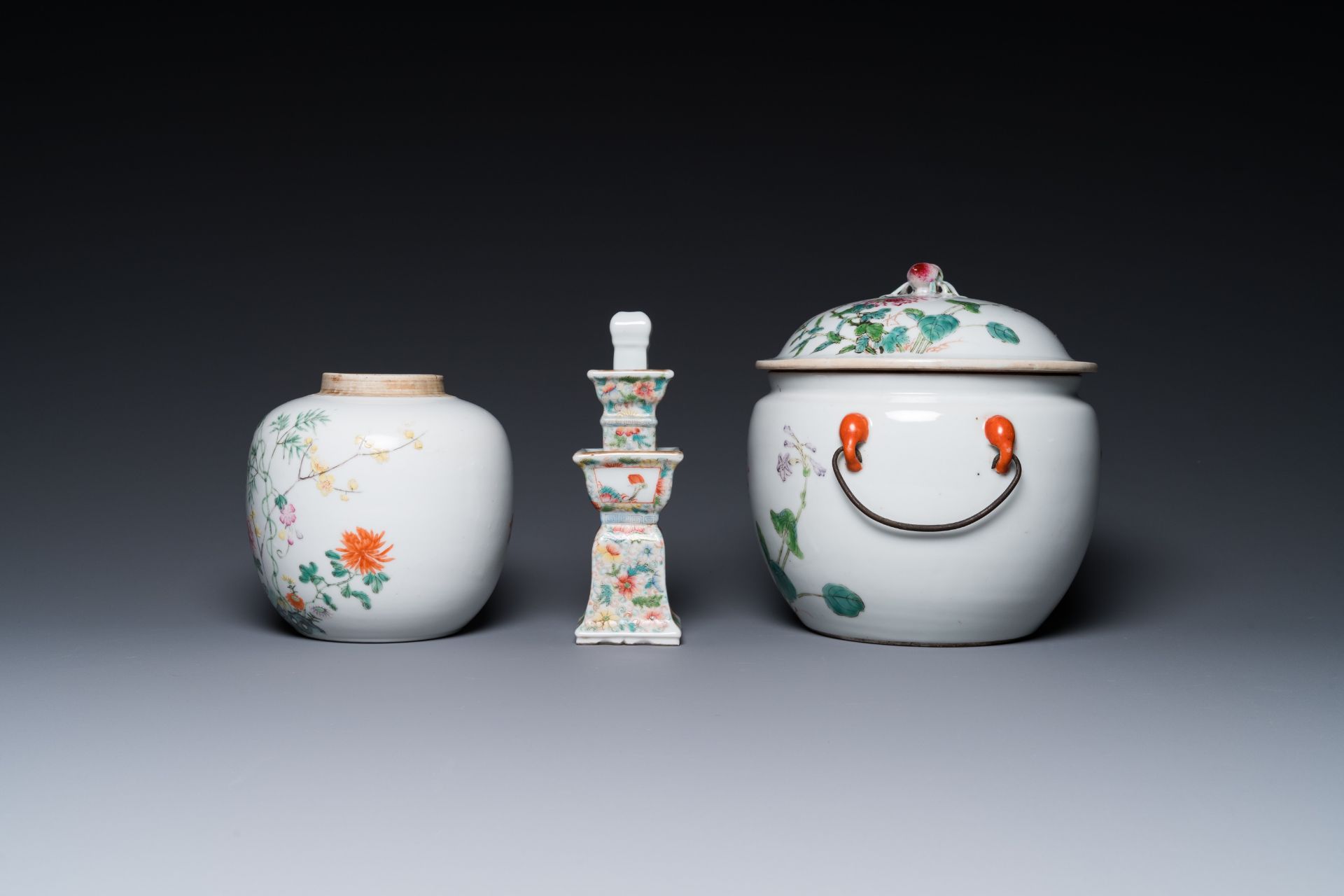 Four Chinese famille rose wares and three with coral-red-ground, 19/20th C. - Bild 11 aus 13