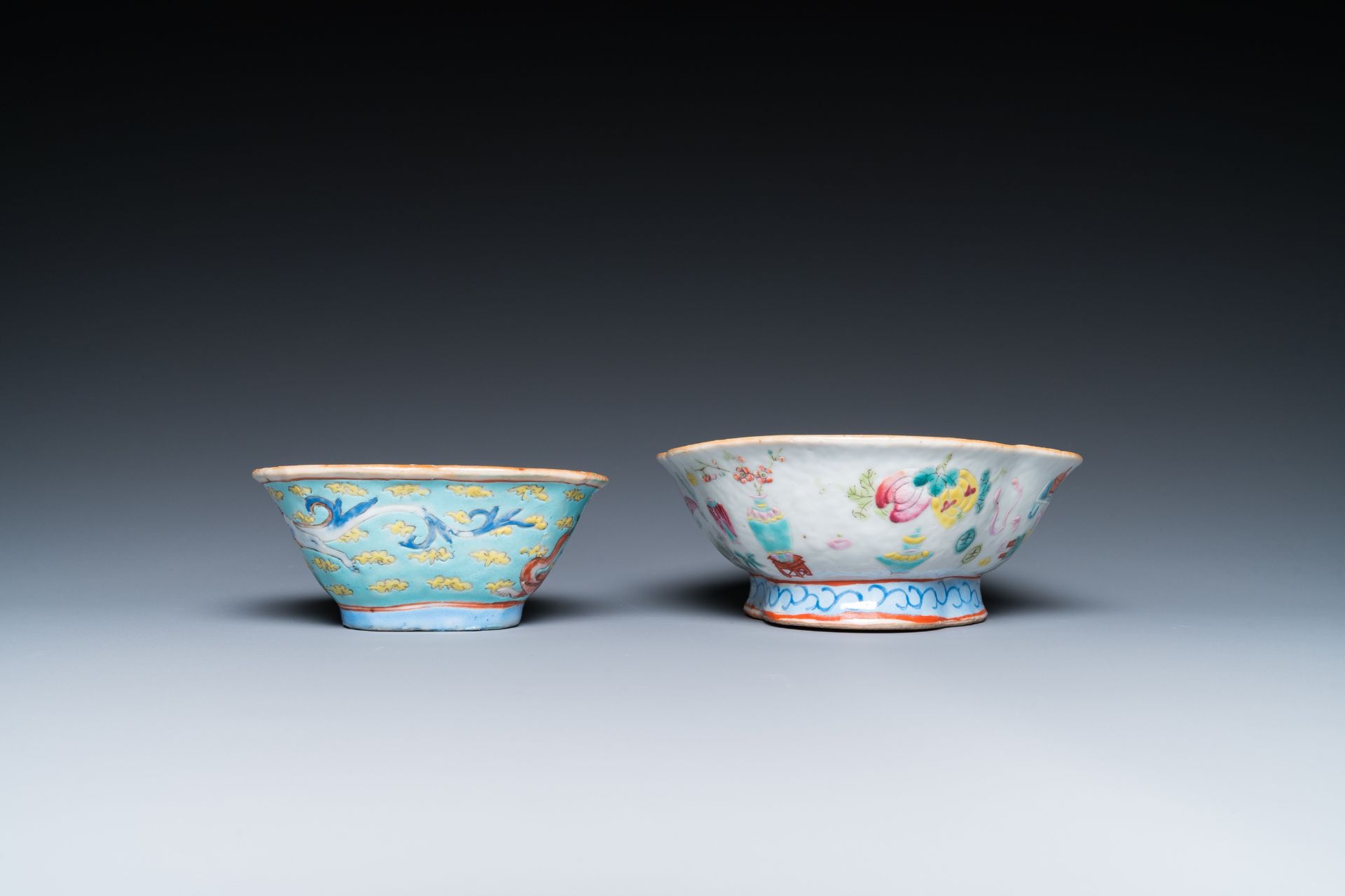 A varied collection of Chinese famille rose and qianjiang cai porcelain, 19/20th C. - Bild 15 aus 19