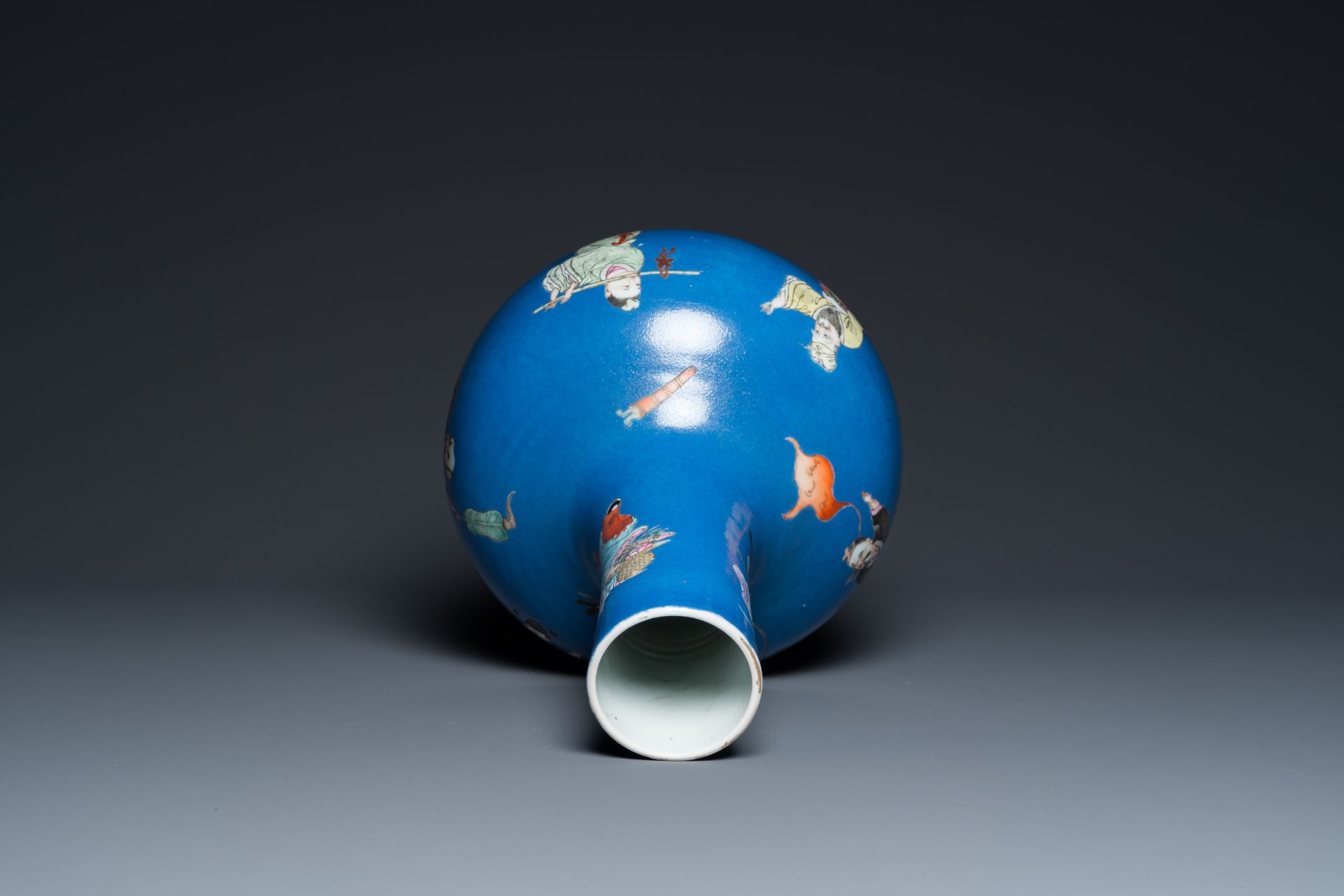 A Chinese blue-ground famille rose 'eight immortals' bottle vase, Qianlong mark, 19th C. - Bild 5 aus 6