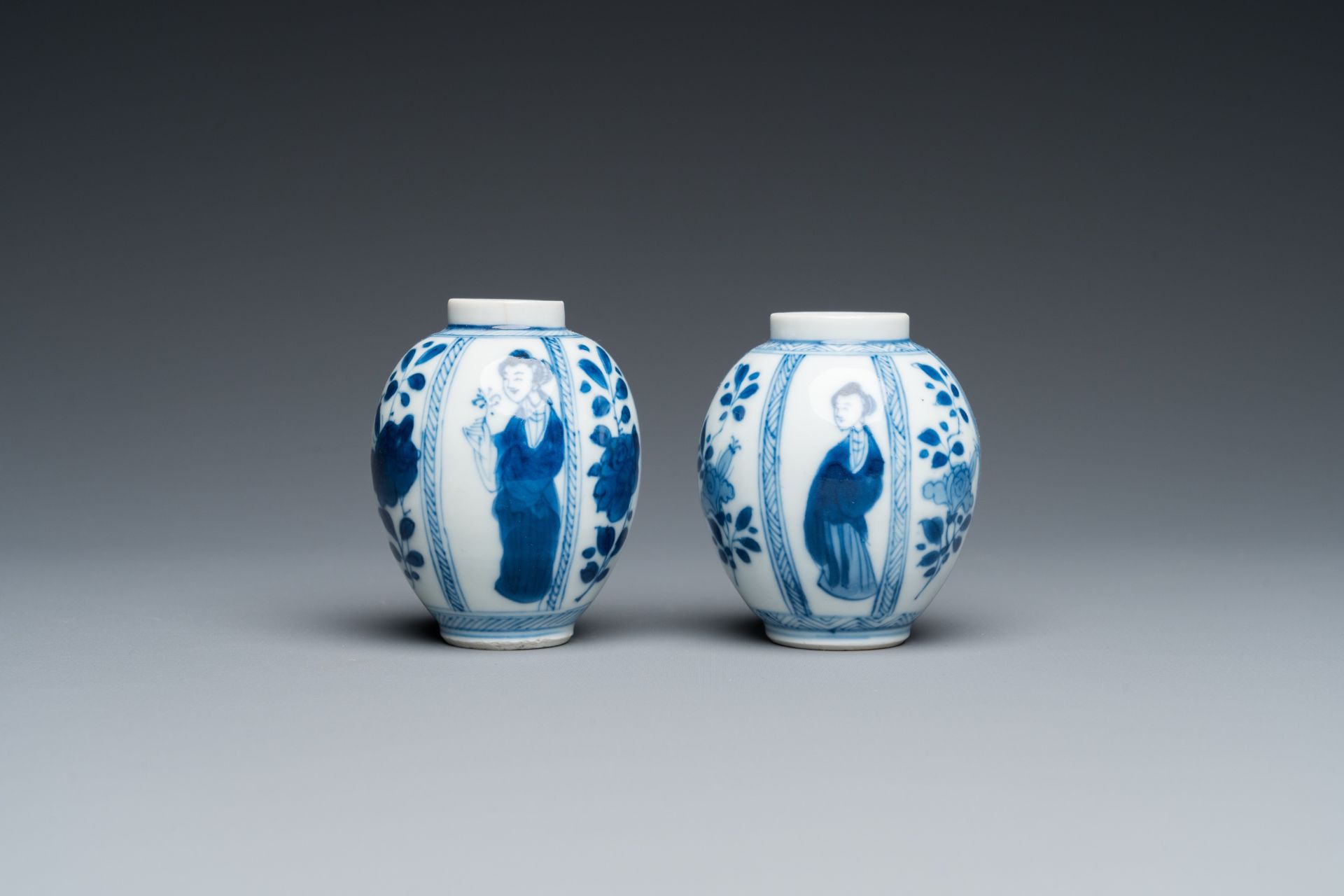 A pair of Chinese blue and white small vases with ladies, Kangxi - Bild 2 aus 6