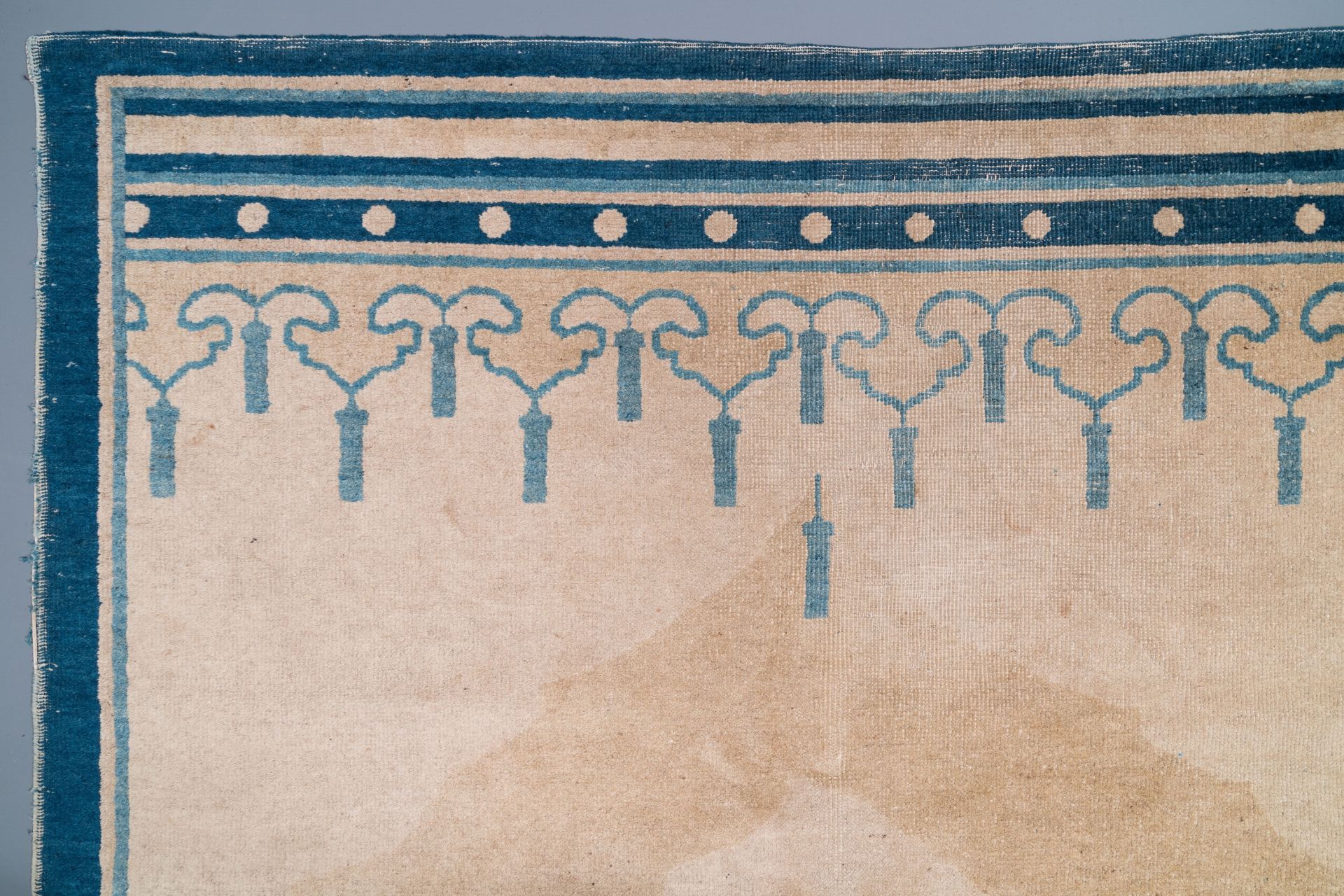 A Chinese Ningxia rug depicting a mandarin dignitary, 19th C - Image 3 of 6