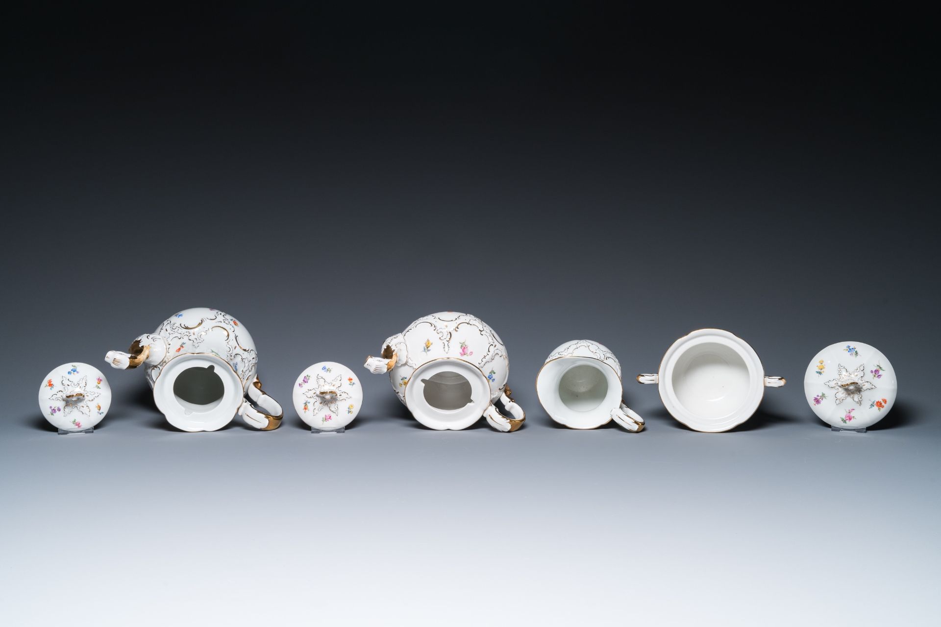 A Meissen porcelain 43-piece service with floral design, Germany, 19/20th C. - Bild 19 aus 22