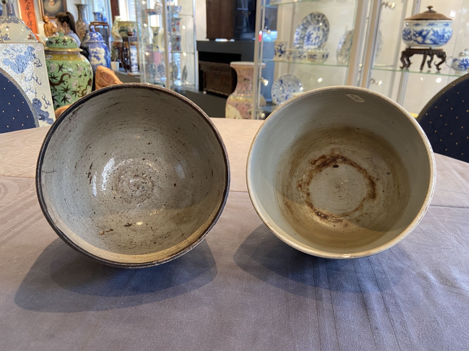 Two large Chinese 'Bencharong' bowls and covers for the Thai market, 18/19th C. - Image 18 of 20