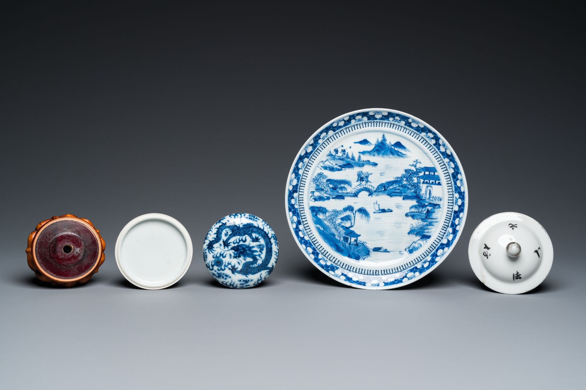 An extensive collection of varied Chinese porcelain wares, 19/20th C. - Bild 14 aus 15