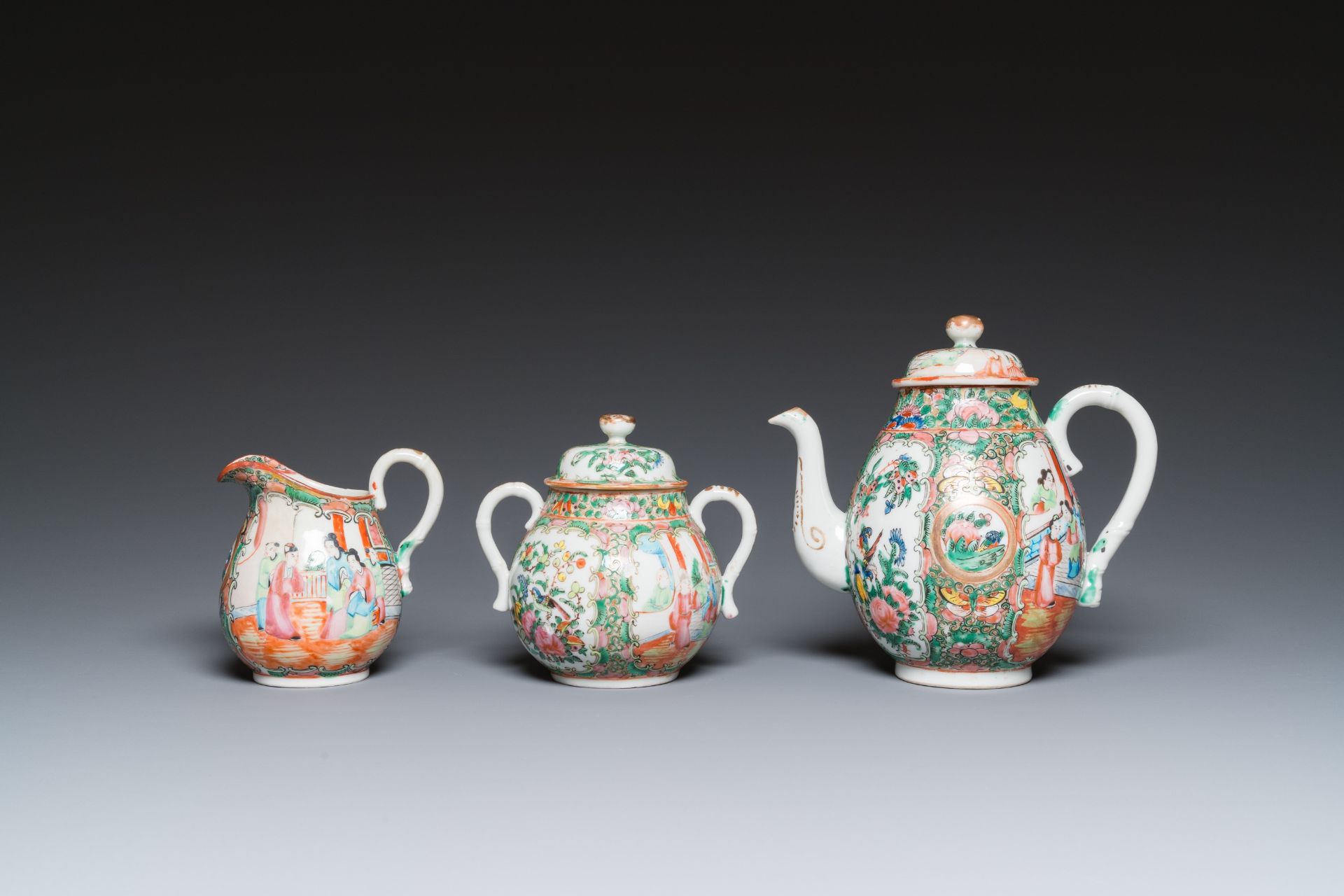 A collection of 28 Chinese Canton famille rose wares, 19th C. - Image 10 of 16