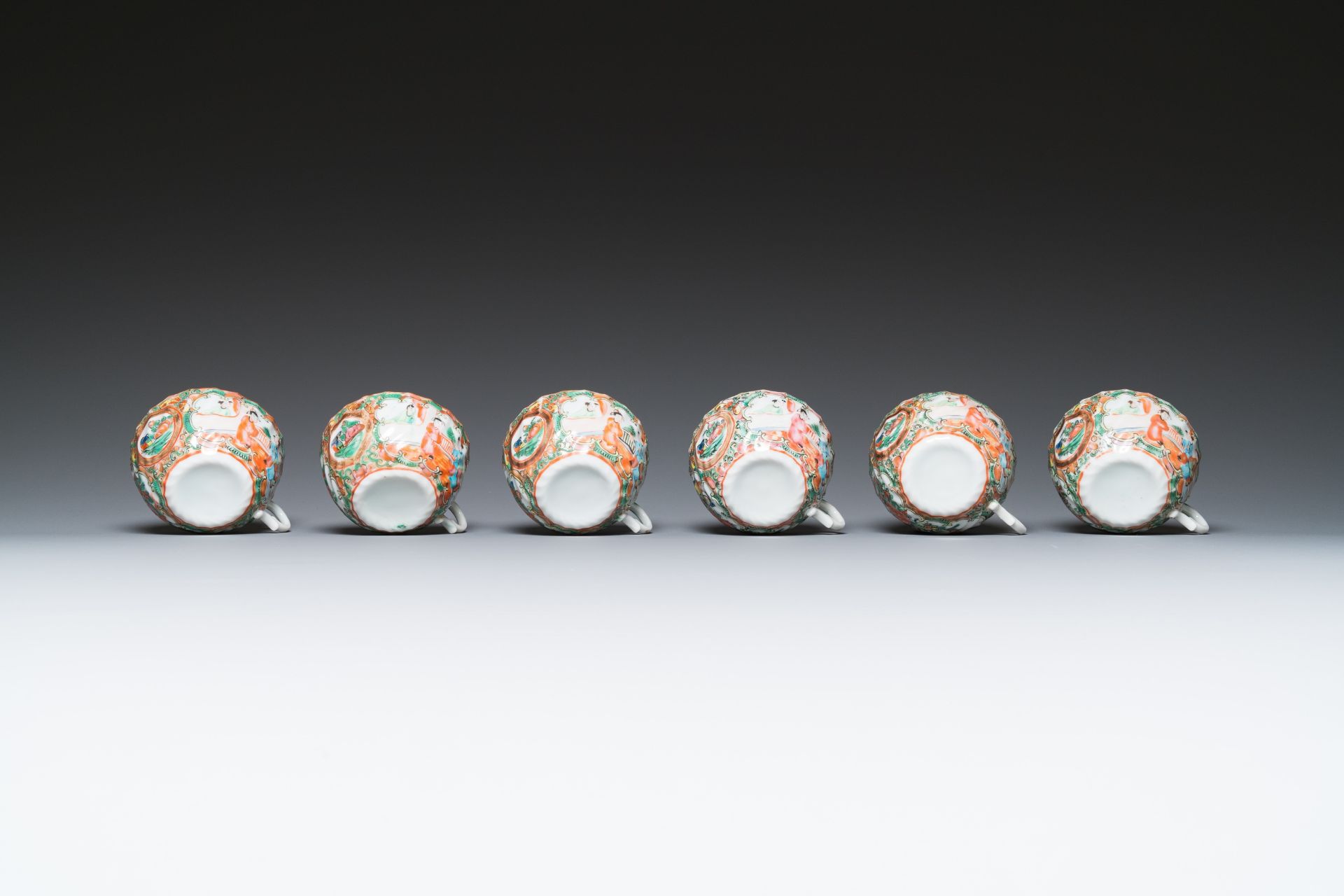 A collection of 28 Chinese Canton famille rose wares, 19th C. - Image 9 of 16