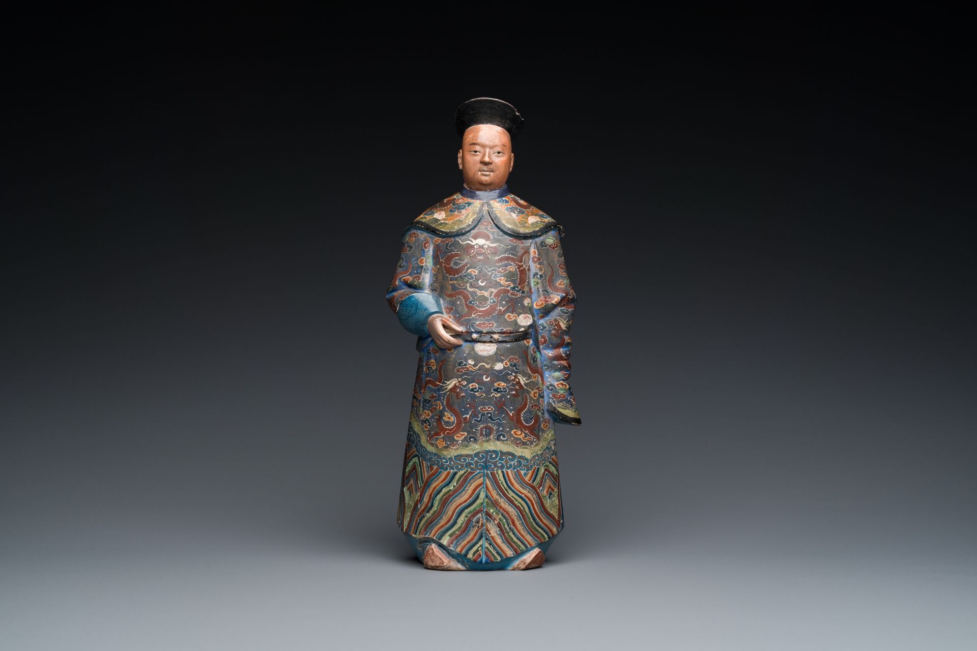 A Chinese painted terracotta figure of a mandarin, Canton, 19th C. - Image 2 of 8