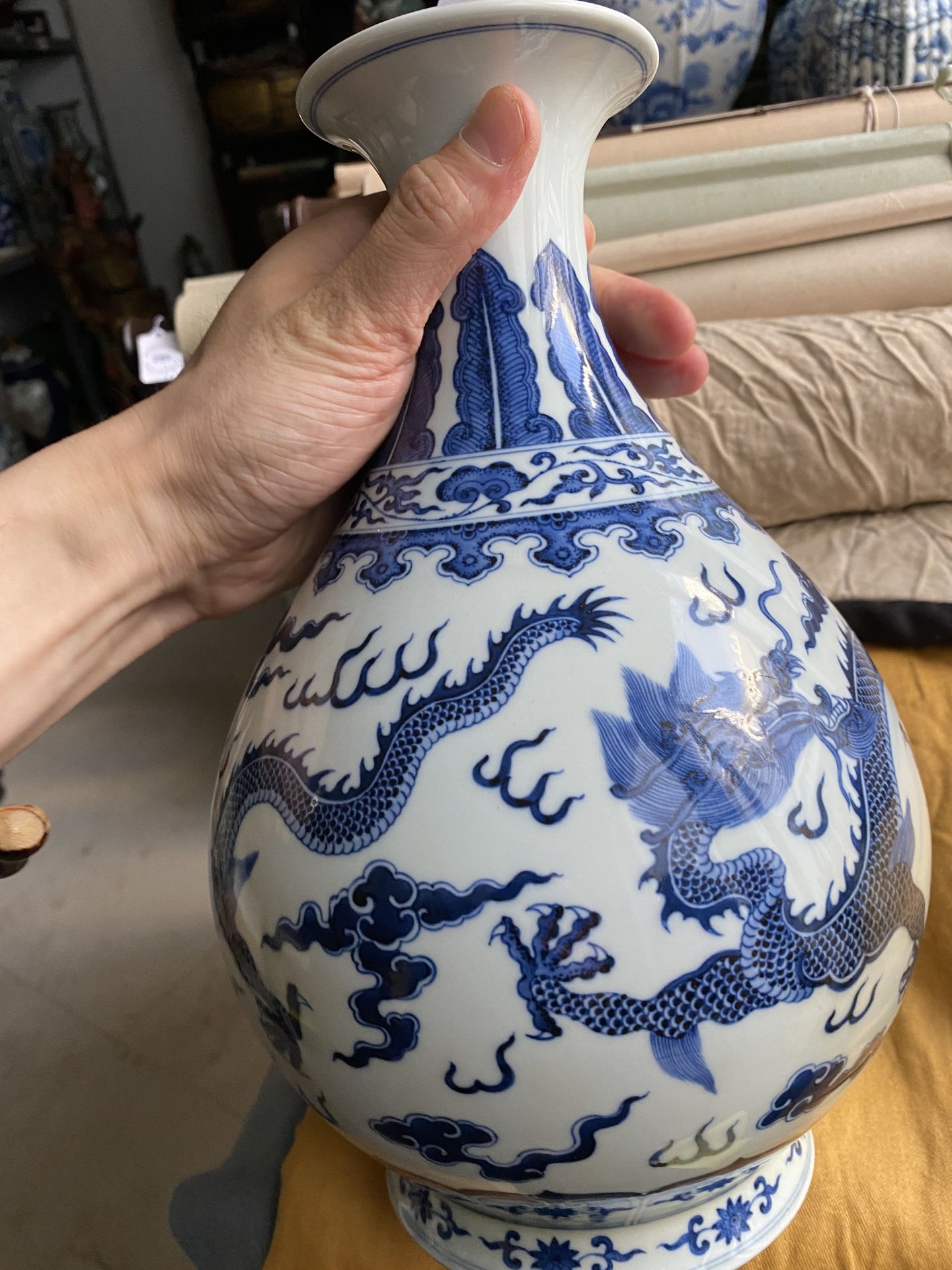 A Chinese blue and white 'yuhuchunping' 'dragon' vase on wooden stand, Qianlong mark, 19/20th C. - Bild 16 aus 27