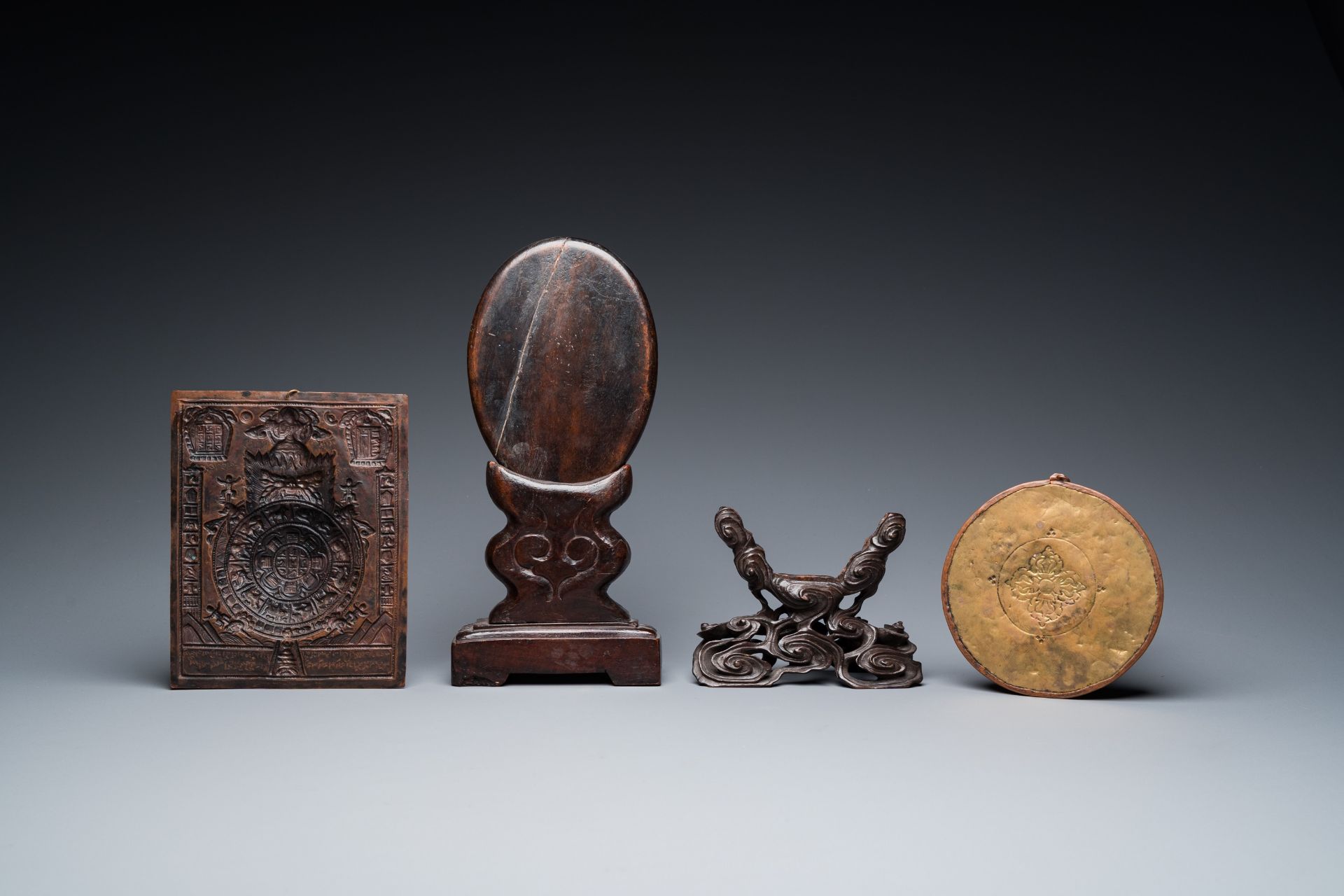 A varied collection of Chinese and Tibetan bronze, brass and wood objects, 19/20th C. - Bild 3 aus 13