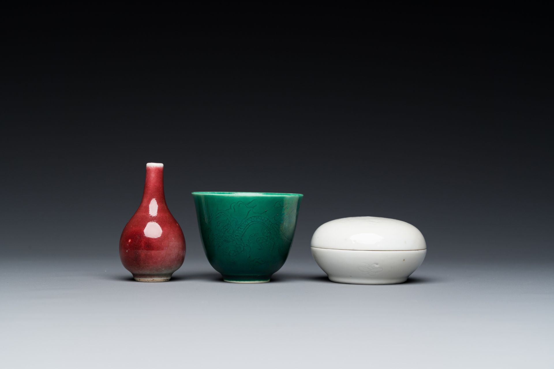 A Chinese monochrome copper-red vase, a green anhua 'dragon' cup and a white-glazed box and cover, 1 - Image 5 of 8