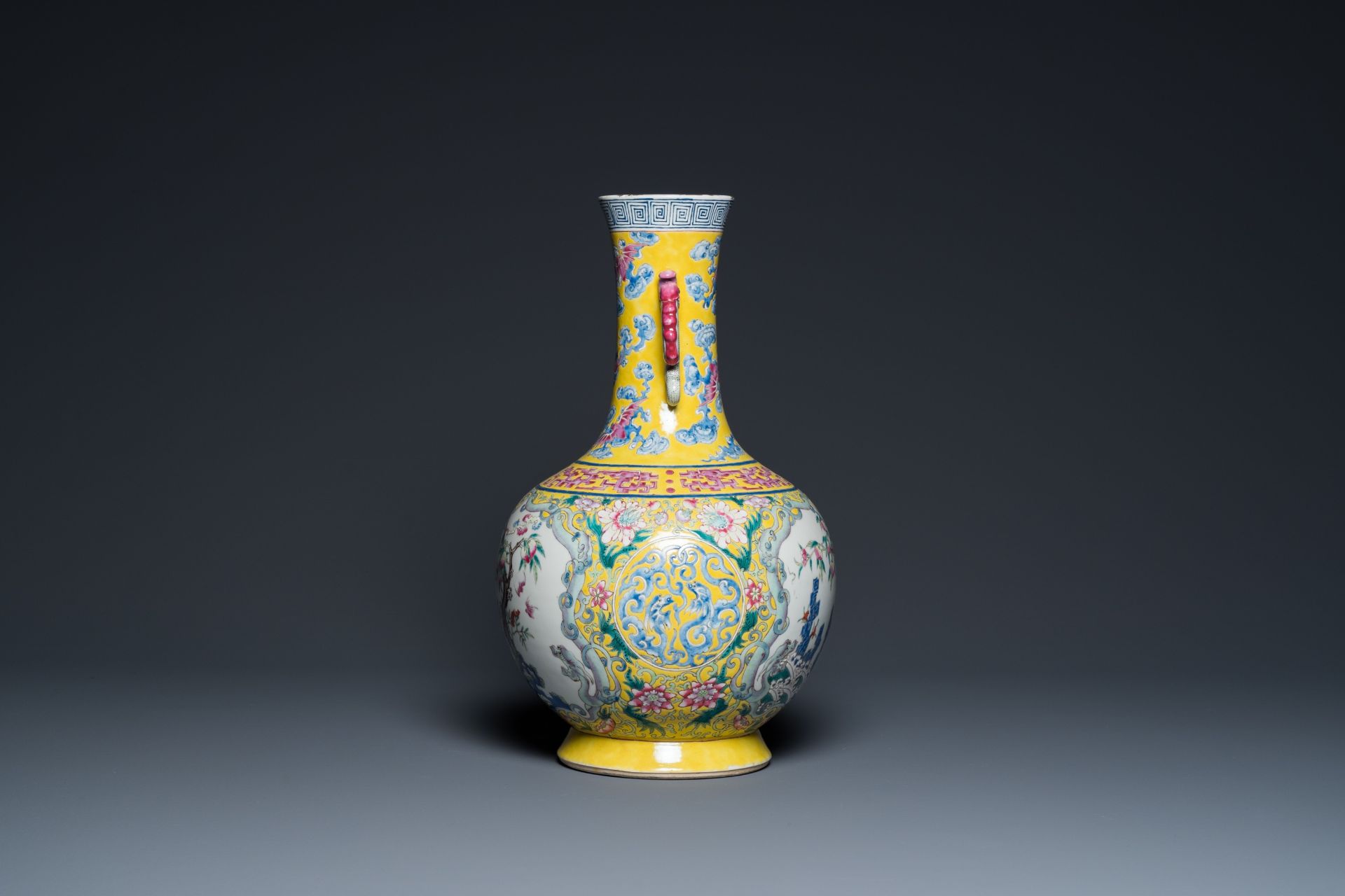 A Chinese yellow-ground famille rose 'nine peaches' bottle vase, Jiaqing - Bild 4 aus 6