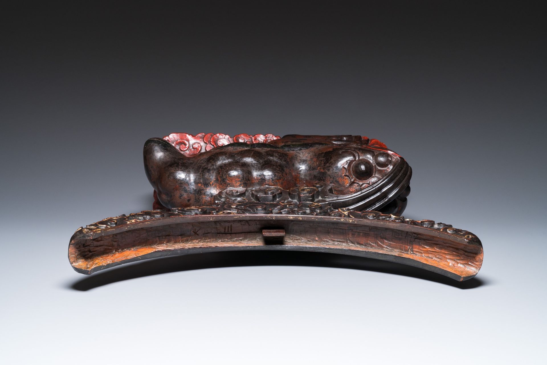 A large Chinese lacquered wooden stand in the shape of a three-legged toad, Ming - Bild 6 aus 7
