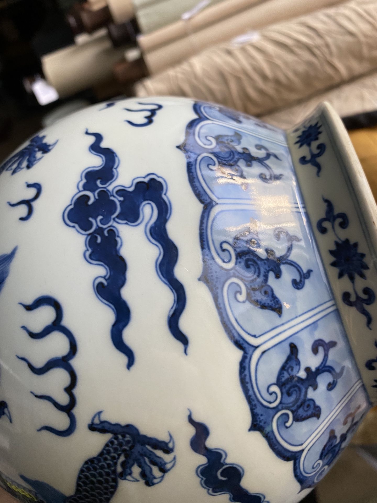 A Chinese blue and white 'yuhuchunping' 'dragon' vase on wooden stand, Qianlong mark, 19/20th C. - Bild 26 aus 27