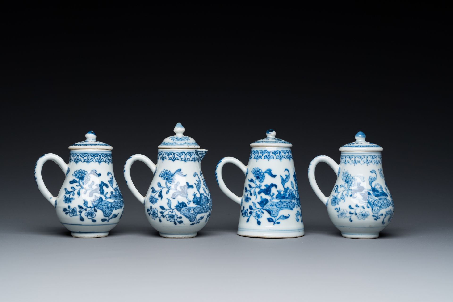 A rare Chinese blue and white set of two jugs and two casters on stand, Qianlong - Image 5 of 10