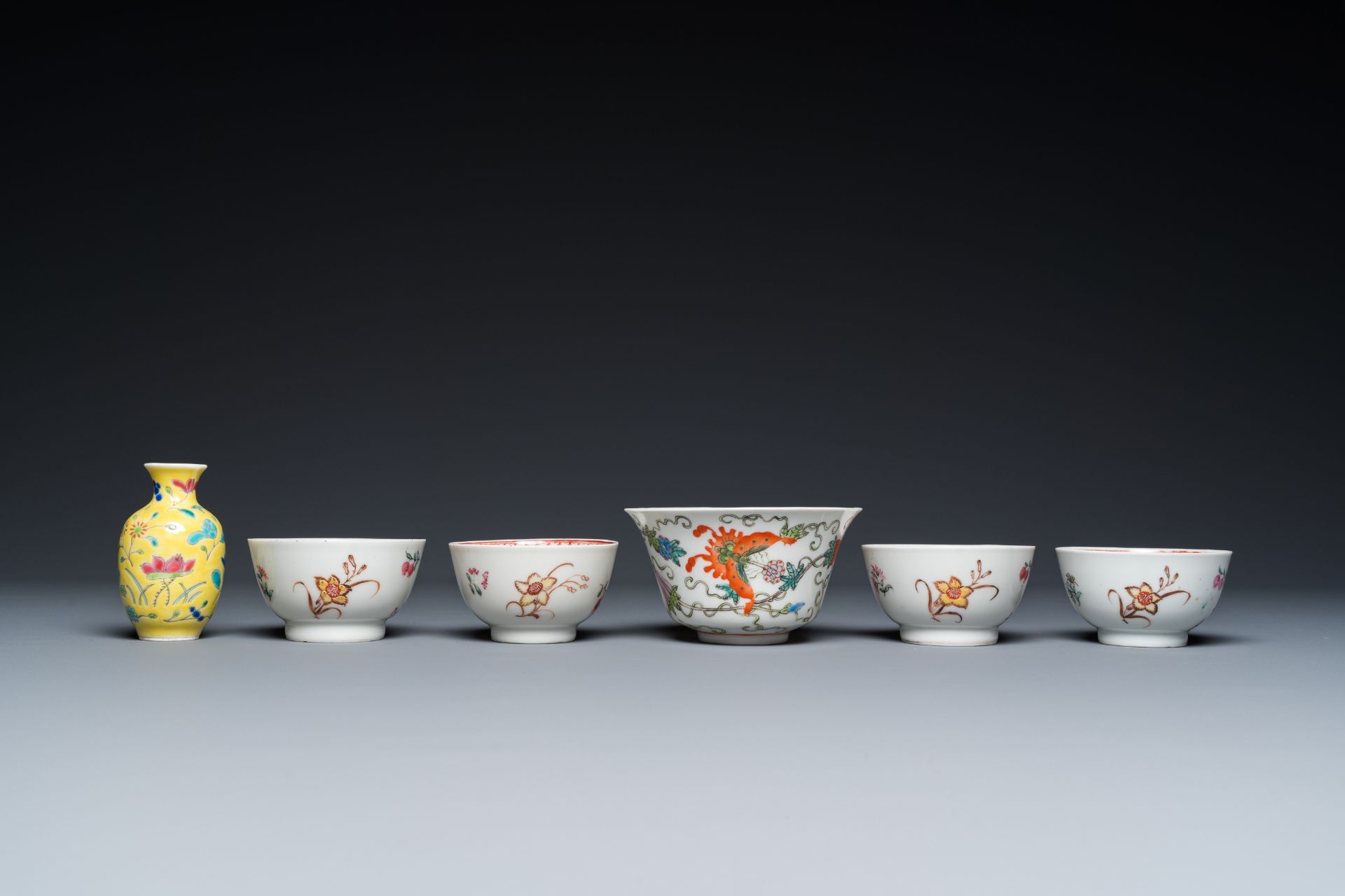 A varied collection of Chinese blue, white and famille rose porcelain, Yongzheng and later - Bild 10 aus 13