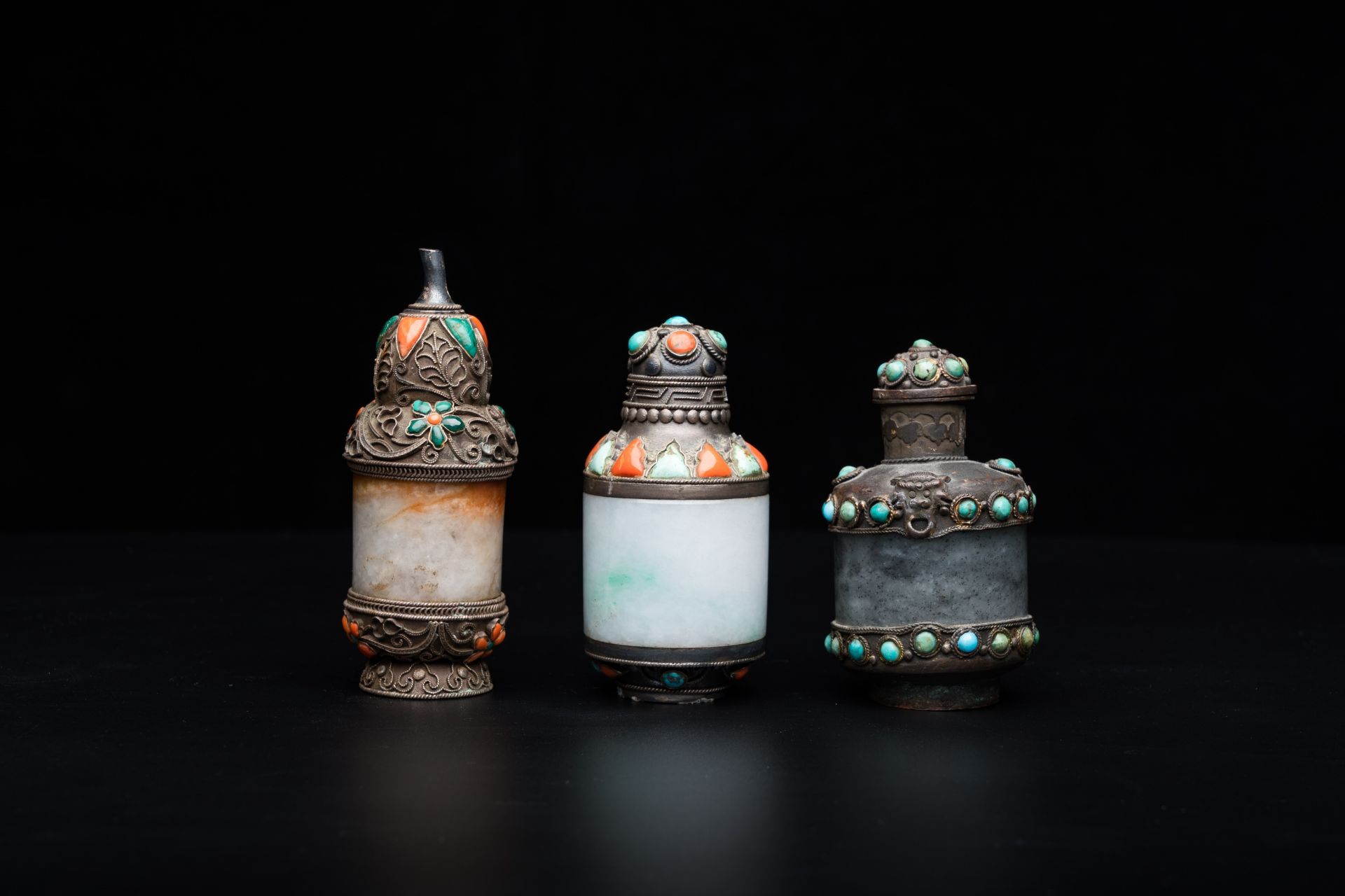 Four Chinese inlaid silver-mounted jade snuff bottles, 19/20th C. - Image 6 of 16