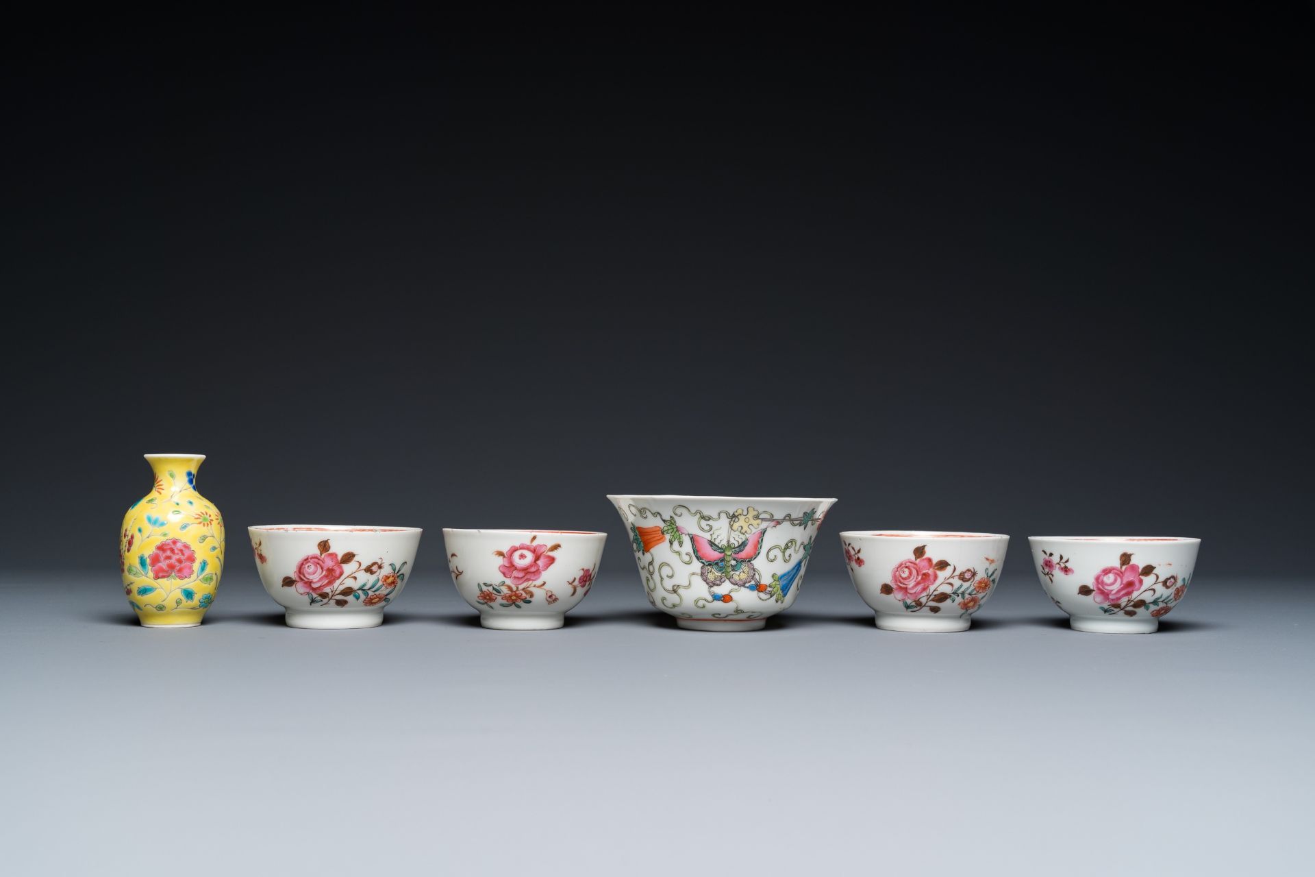 A varied collection of Chinese blue, white and famille rose porcelain, Yongzheng and later - Bild 8 aus 13