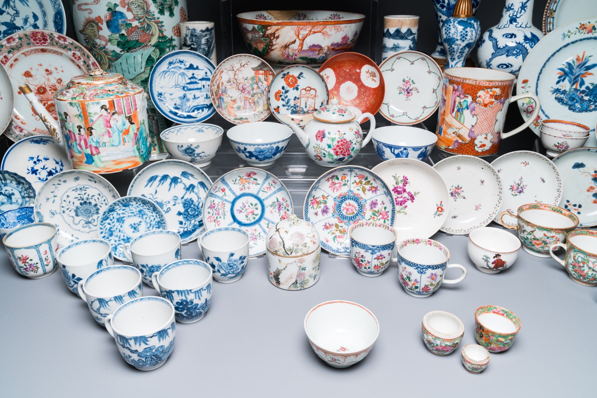 A varied collection of Chinese porcelain, Kangxi and later - Bild 9 aus 11