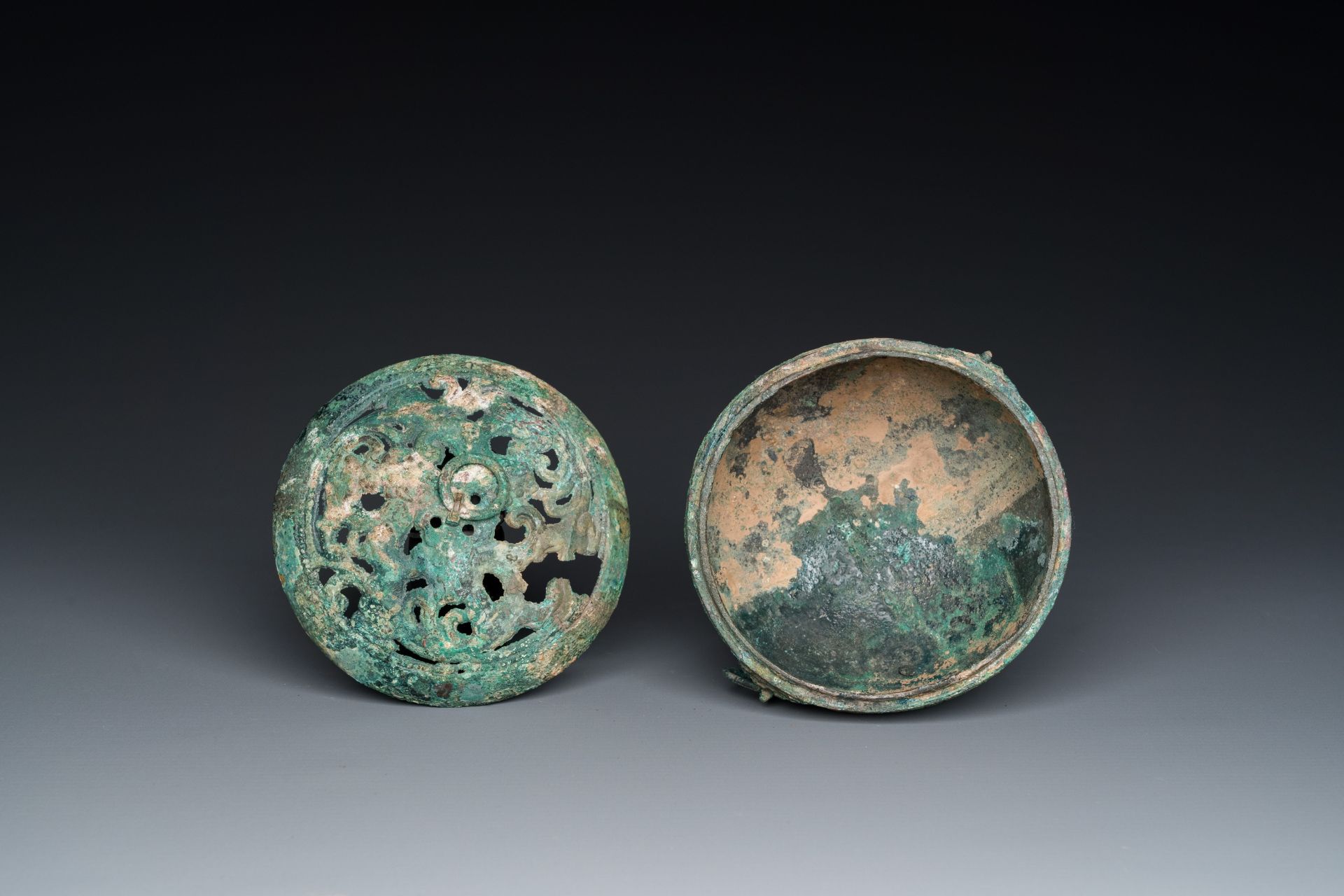 A Chinese bronze 'xianglu' censer with reticulated cover, Western Han - Image 5 of 6