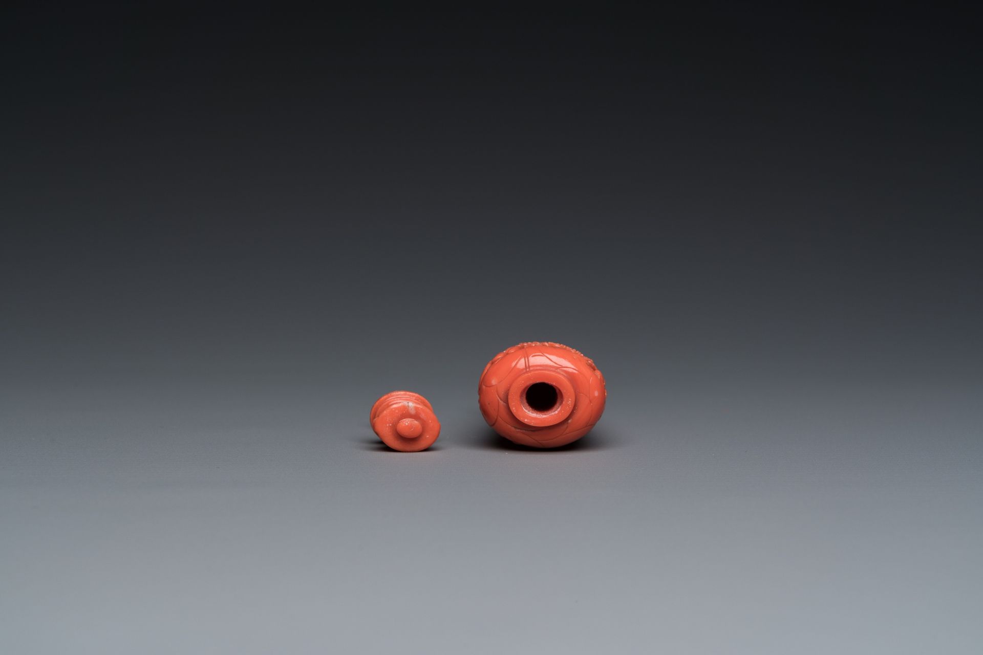 A fine Chinese red coral 'chrysanthemum' snuff bottle, 19/20th C. - Image 5 of 6